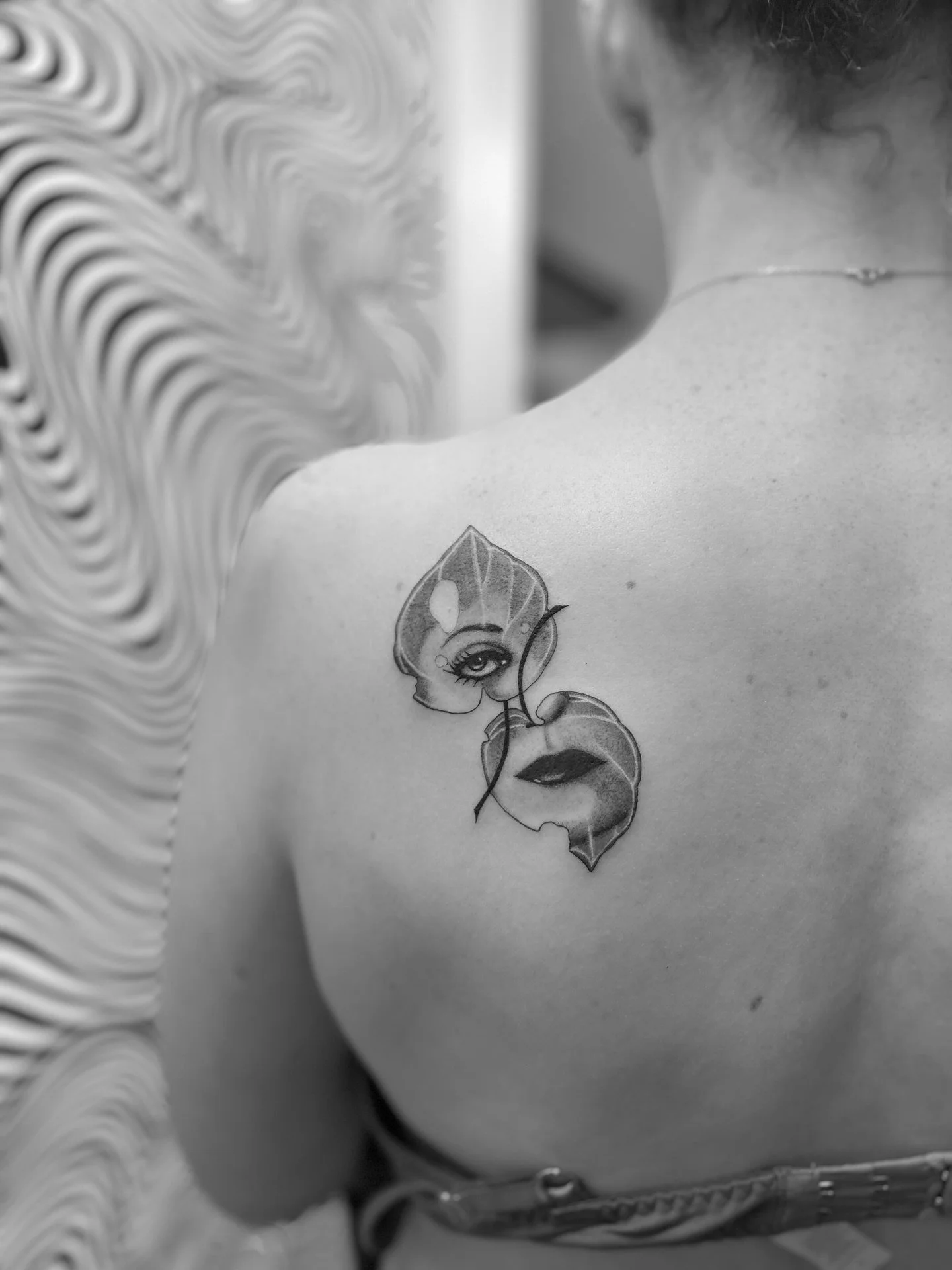 surreal kawakawa stare for Harriet 💚 thank you for the brilliant idea! 

made at @buttercattattoo 💚

.
,
.
.
.
#tattoo #tattoos #nztattoo #nztattooartist #blackandgreytattoo #fineline #finelinetattoo #kawakawa #surrealtattoo #botanicaltattoo #welli