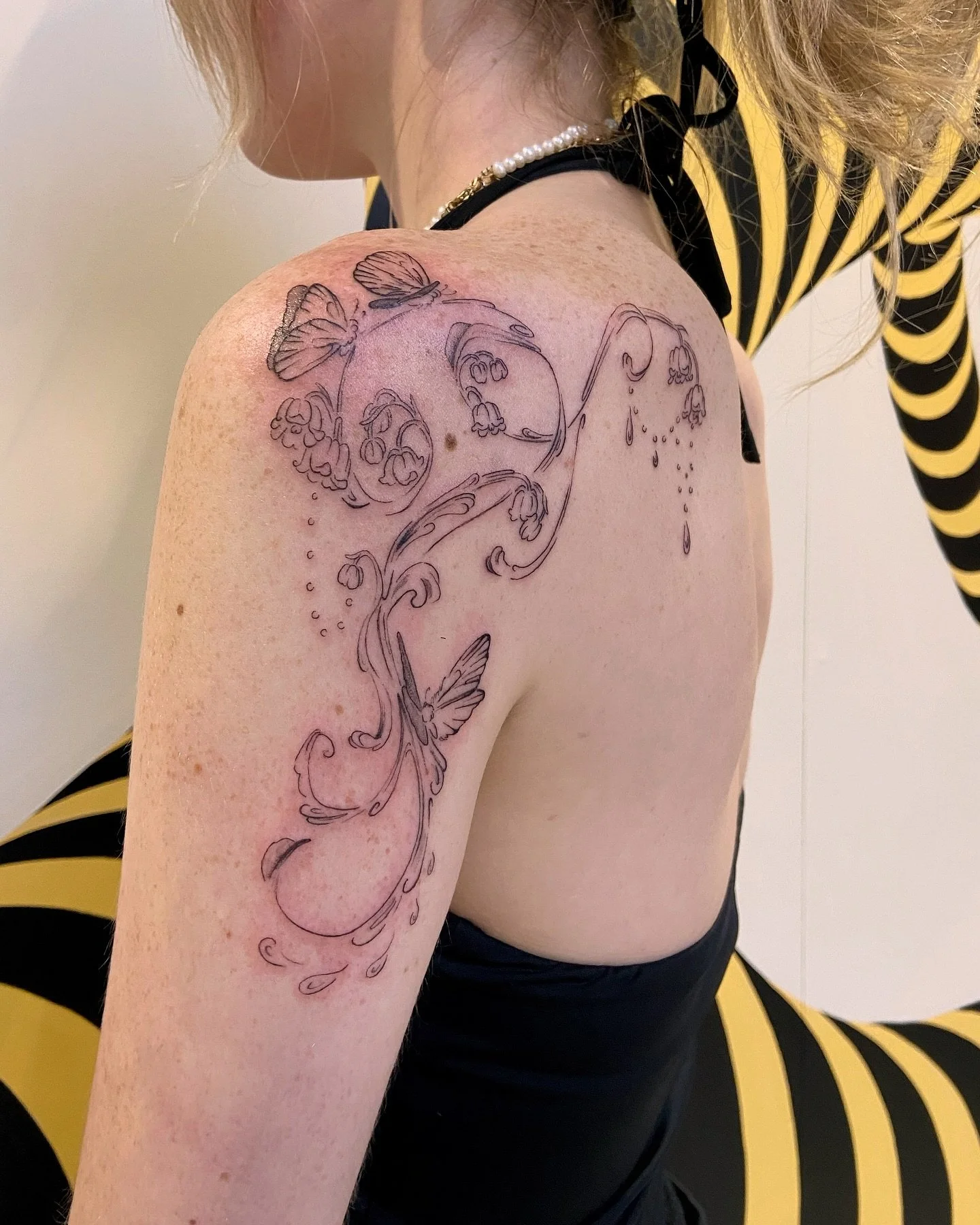 Gently modified flash 🤲🏽🤍 we added some lily of the valley
.
Love this placement u chose, Laura! Thank you so much also for the @dylansonlambton condensed milk coffee and savory French toast ☕️🥪✨✨