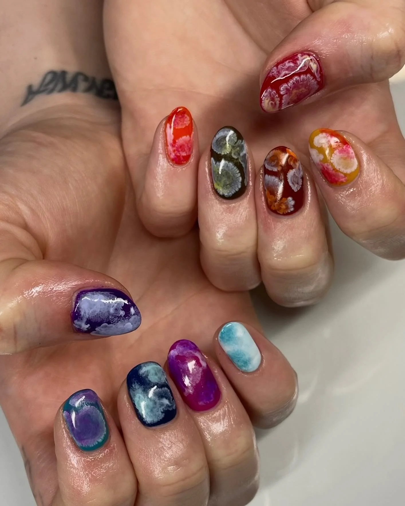 Level 2 - Patterns 🌏

Mouldy? Planetary? Something bacterial perhaps? Pattern inspired by a nail on a previous set with gel tints and scattered ombr&eacute; 

#gelnails #buildergel #nailart #gelart #nailtechnician #nailtech #nailartist #wellington #