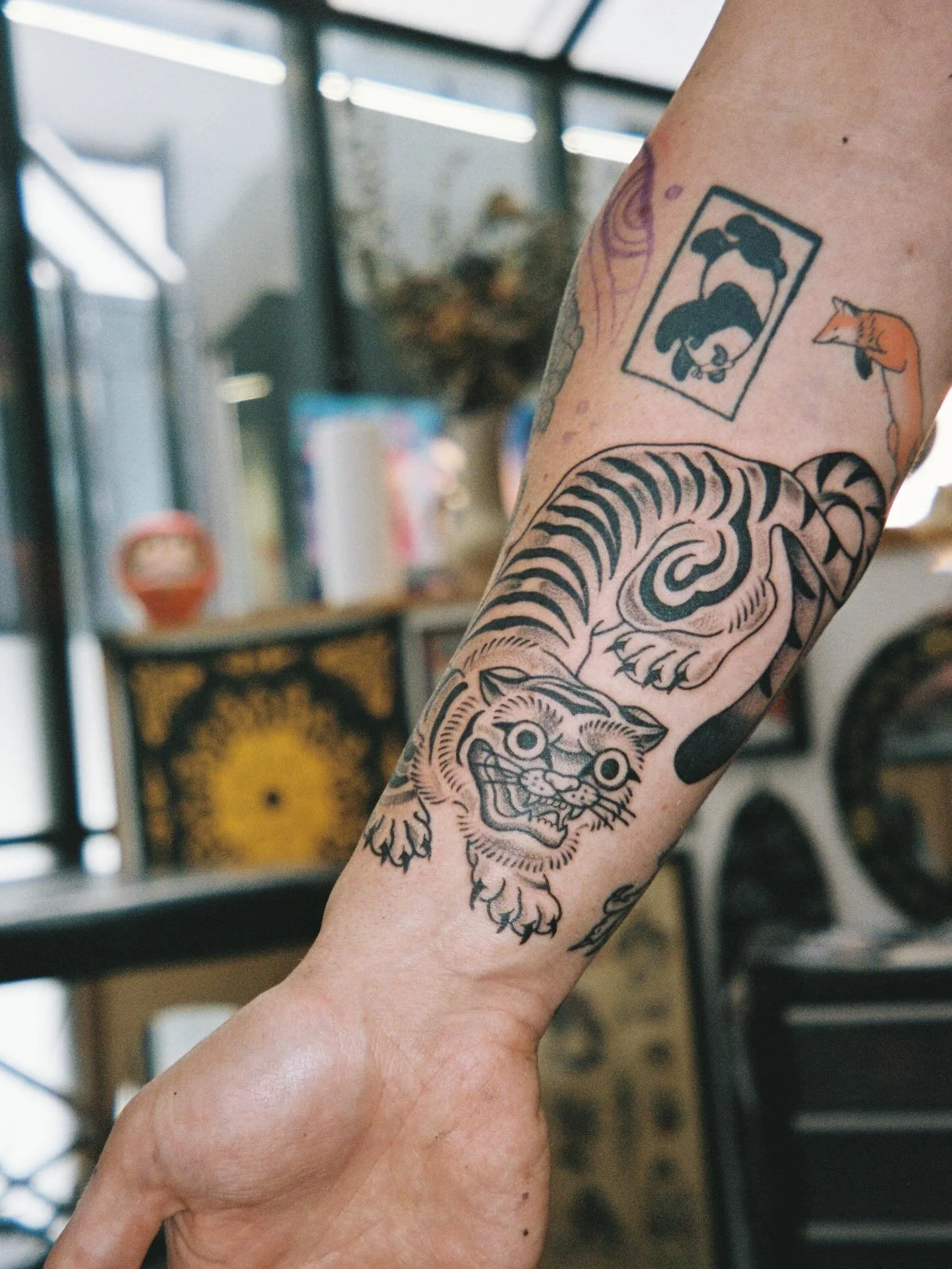 Cats! Tigers! Dragons! Eyes! 🖤 Thank you @ciarandarling @therealhomo for the continuous support ☺️ always a pleasure to tattoo you both!!

✨made with @tedstattoowonders ✨