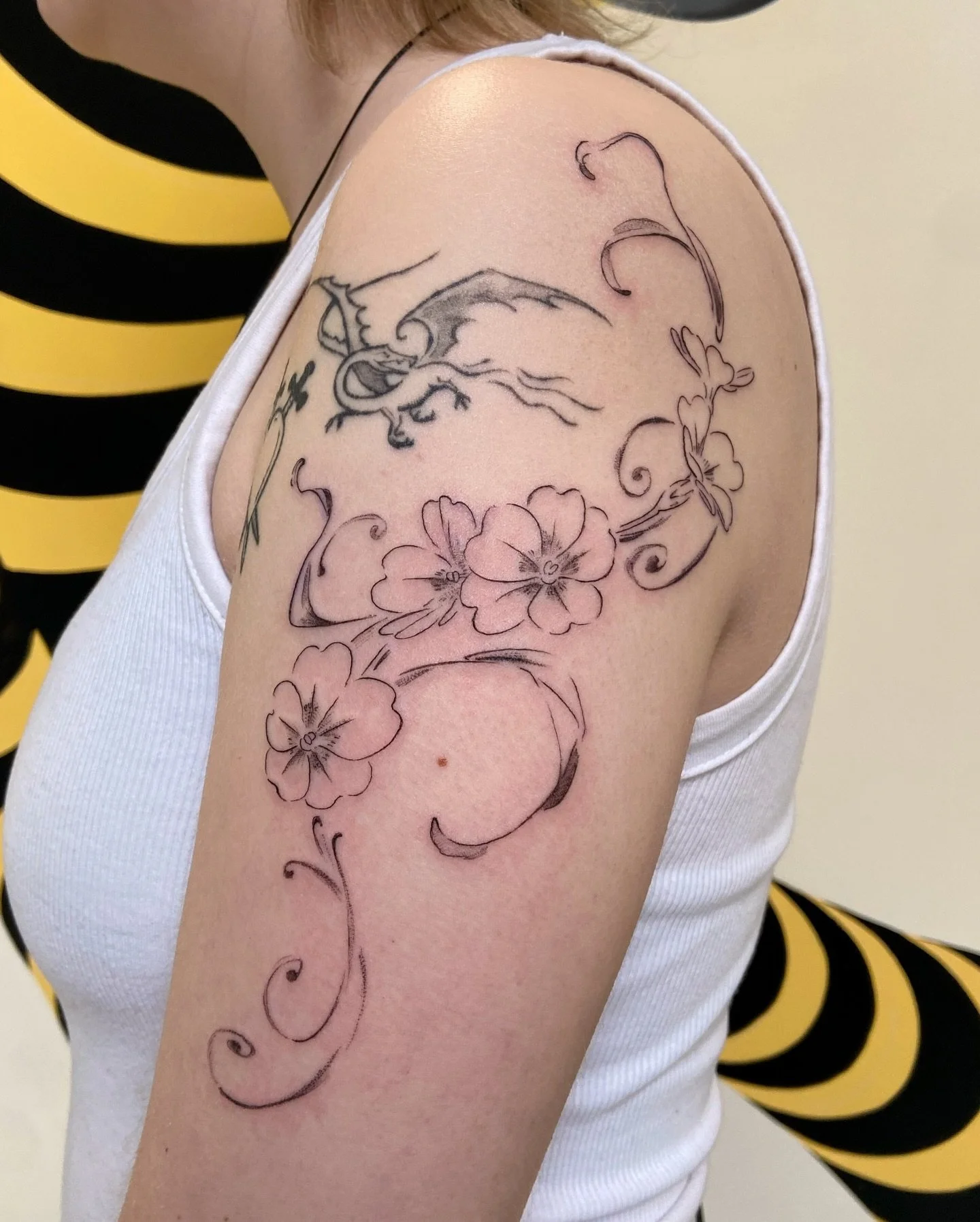 Custom flowy primroses 🌼 healed pottery flower flash 🌼
.
So good to see you again, Fenn! Thank you for letting me to your collection once again 😌🤲🏽&hearts;️