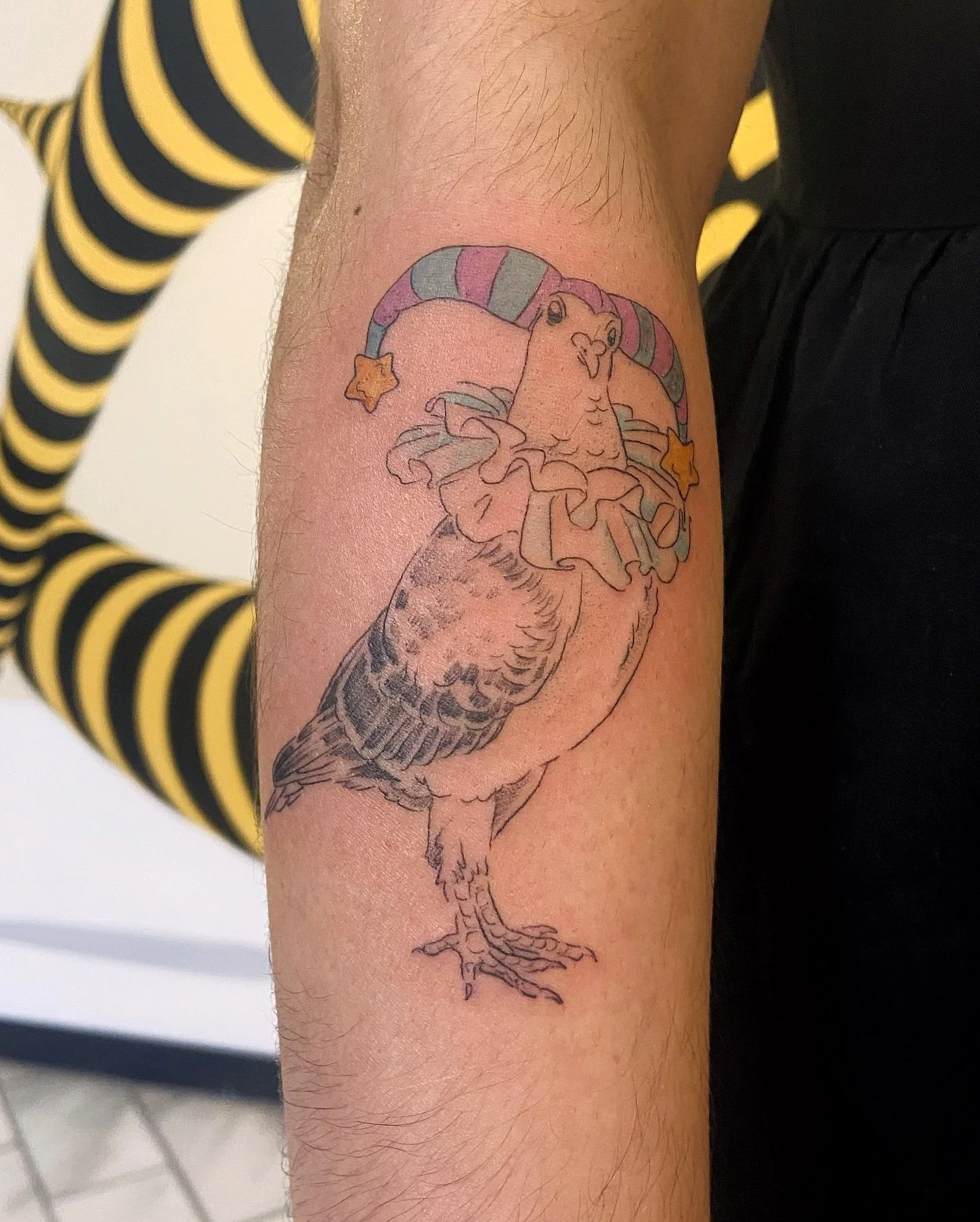 A fateful walk-in of the best kind!
.
This pigeon friend finally has a home - the last of my Cuba Dupa Party Animals flash 🤲🏽🕊️
.
Thank you so much, Katro! So lovely meeting you and your friends &hearts;️&hearts;️ I hope Pagliacci has settled in v