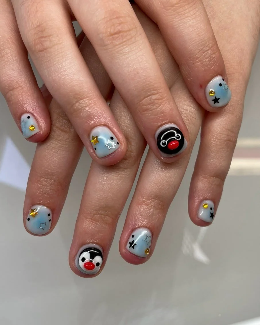Level 3 - Pingu 🐧

Found out Pingu&rsquo;s sister is called Pinga, feminist icon adding the stereotypical feminine A on the end ✊ 

3D sculpted characters, powdered ombr&eacute; and star stickers n rhinestones ❤️

#pingu #nostalgia #cartoon #nailart