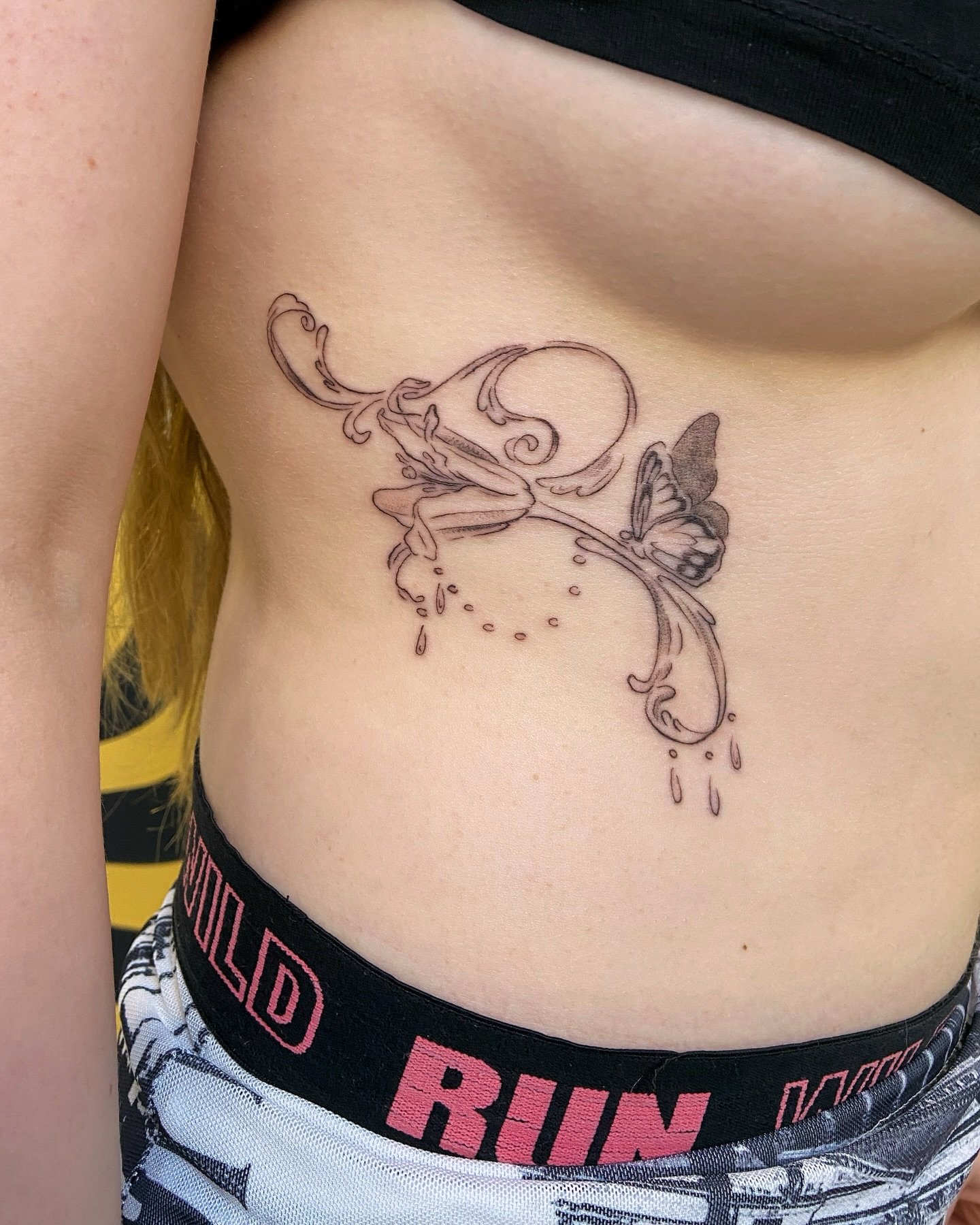 Still have no idea how to photograph/film symmetrical tattoos on opposite sides of the body 😌
.
A custom variation of my flowy flower flashes 
.
What a first, or technically, two firsts! Thank you very much for your trust, Cara 🤲🏽&hearts;️ you tou