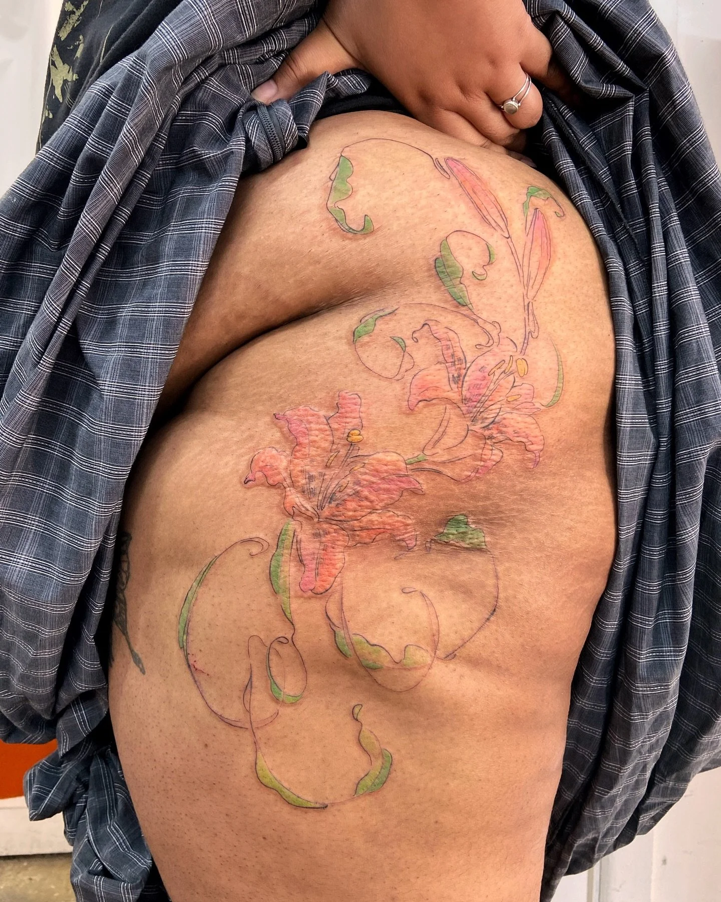 Lots of colour! Which is why she&rsquo;s lookin a little tender still 🥲 but thank you so much for sitting tough as ever! I love love working with colour, and working with you again 🤲🏽&hearts;️
.
Swipe to the end to see some beautifully healed n ca