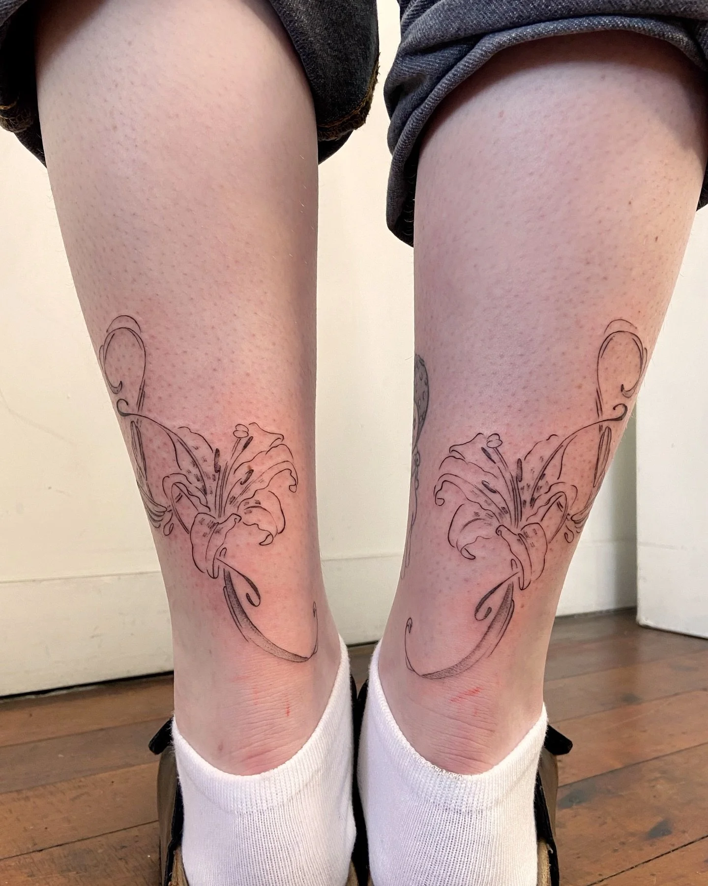 Looooove these placements! So stylish ✨ so fun ✨
(a custom variation of my flowy flower flash)
.
Thank you so much for taking the time to pop in, Amy! And for sitting so well 🤲🏽&hearts;️
.
From my guest spot with the lovely goblins of @nicegoblins_