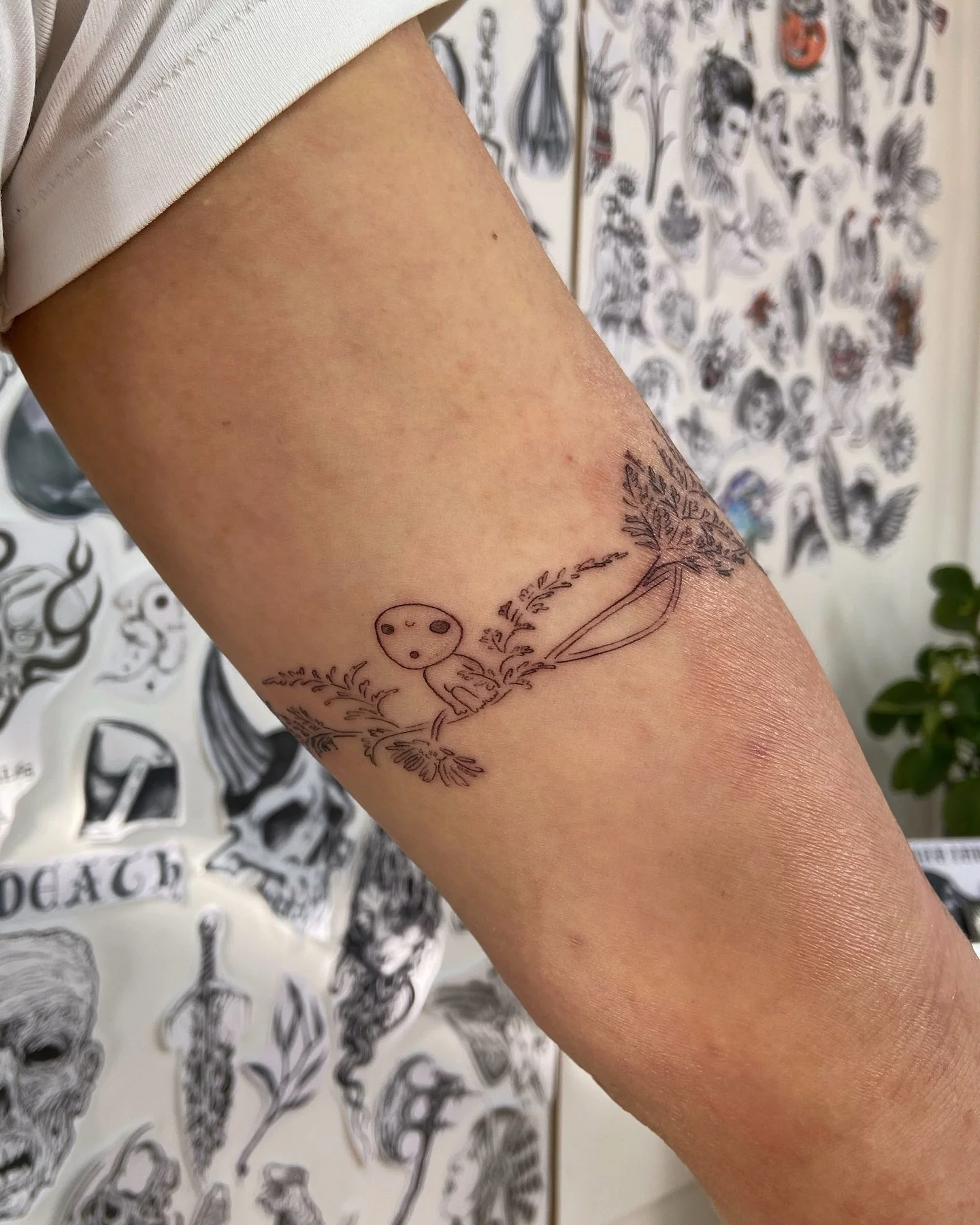 Another looooove 🌱✨🌱✨
.
Thank you so much for your trust, Jo! This combo of mountain daisies and ferns is so lovely and delicate. And I love especially your tucked away forest spirit friend 🌲
.
From my guest spot with the lovely goblins of @nicego