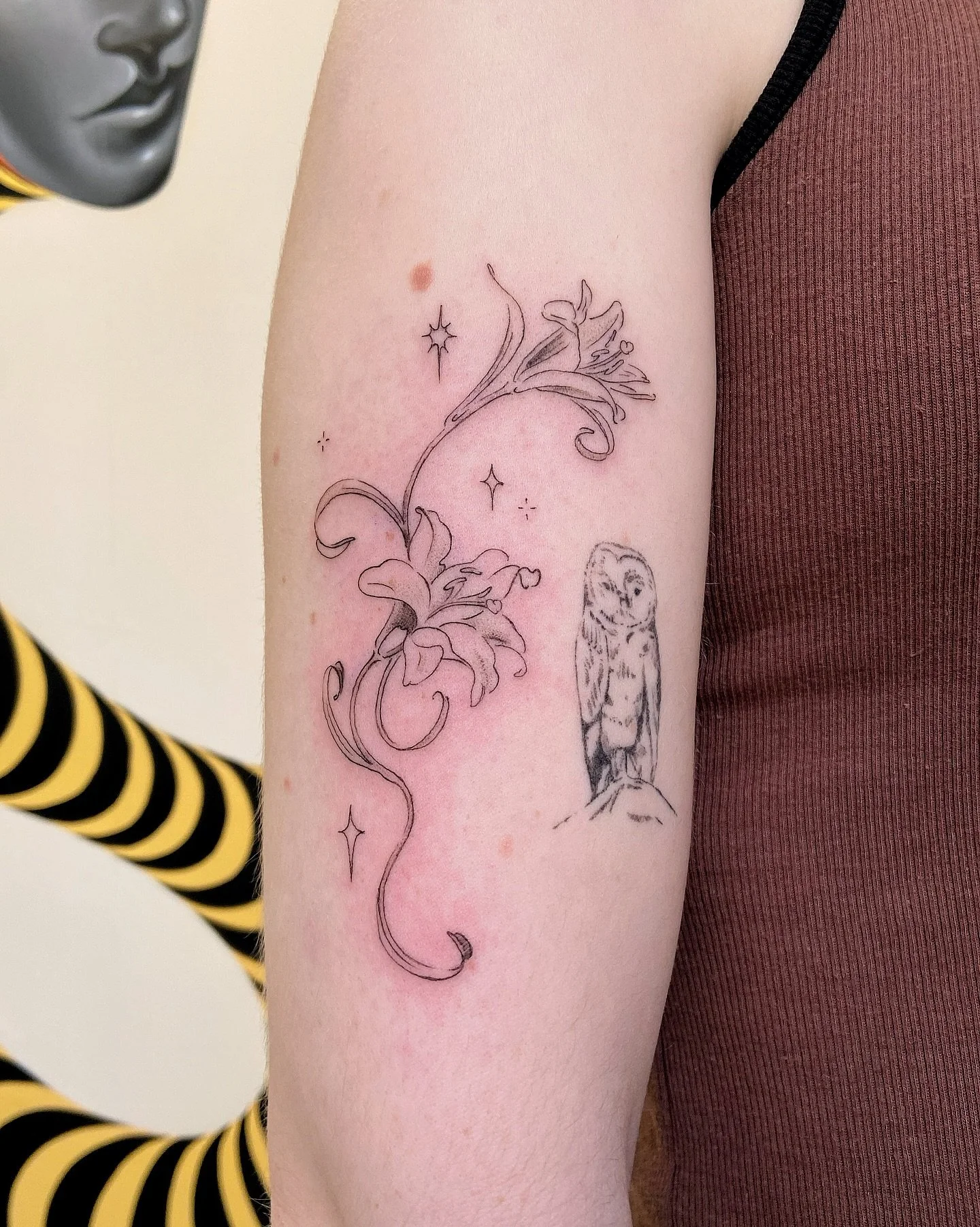 Extra delicate lilies ✨🌸
.
Owl not by me! Twas done by @the_devil_tattoos 🦉
.
Thank you very much for your time, Isla! Love how nicely this flows with your owl 🤲🏽&hearts;️