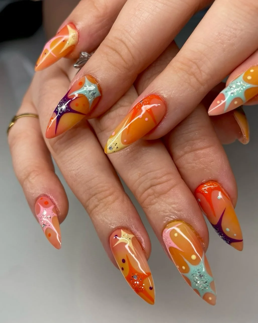 Advanced - ✨

For Soph at Laneway 🫶 super happy with how every element of this set came out, line work is perfect and ombr&eacute; as well :) yay

#nailtech #nailartist #laneway #musicfestival #wellington