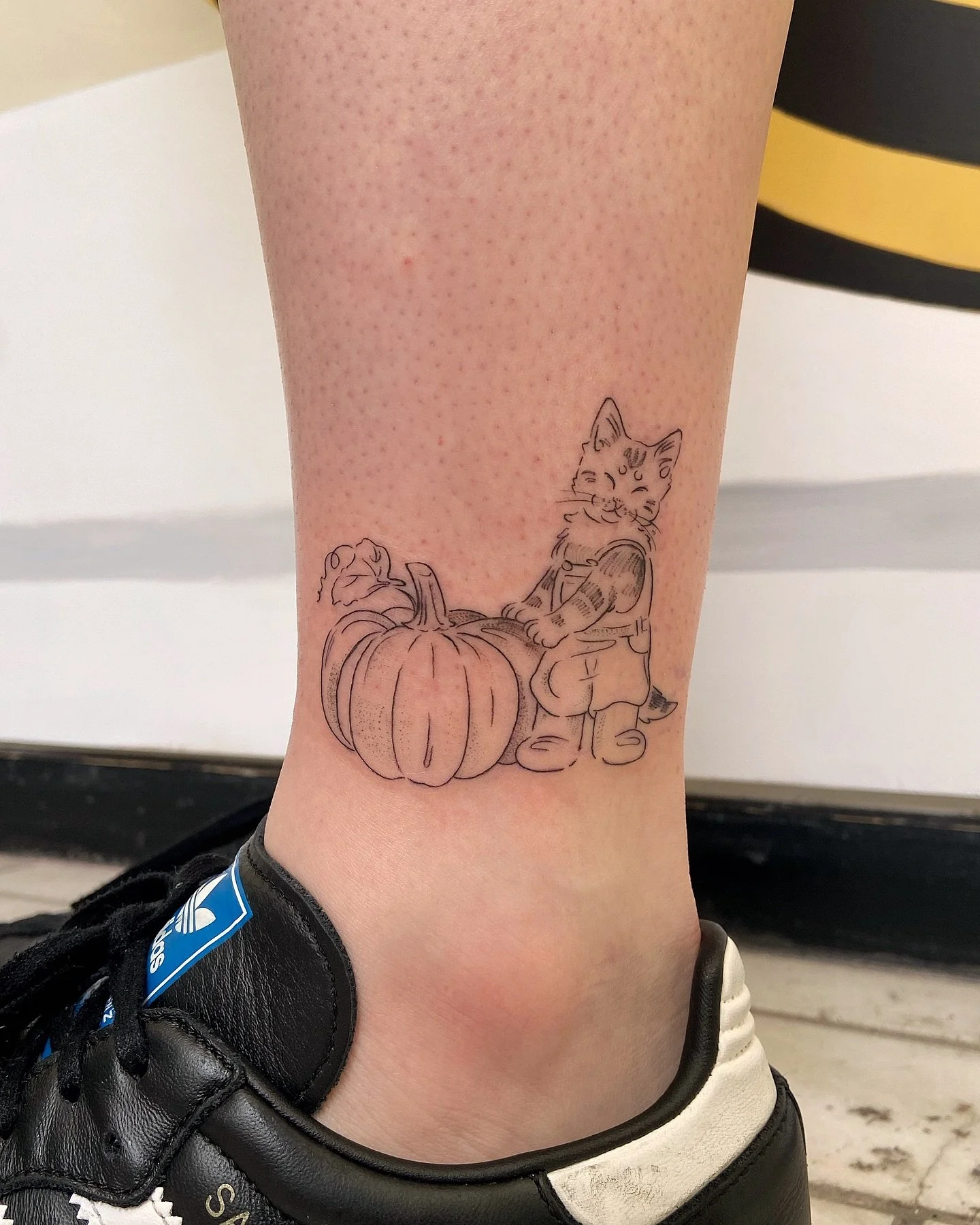 Farmer cat! Farmer cat!! 🎃🐈
.
What a first tattoo! Thank you so much for your trust, Charlotte 🤲🏽&hearts;️ you sat perfectly for this notorious location