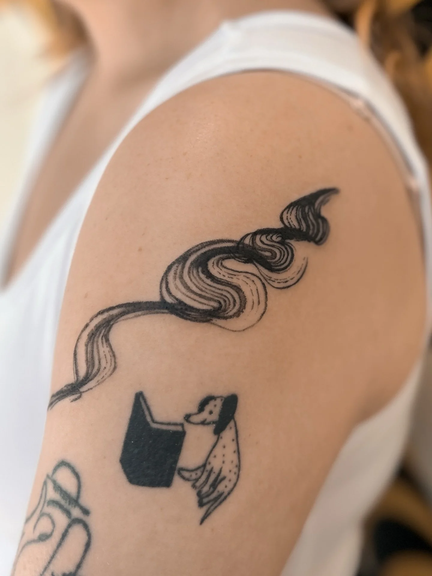 hand-painted abstract flow from my flash for lovely Becky 🖤 you wear it so well!

you can find more like this amongst my available designs to be booked for May when my books open soon at @buttercattattoo 🖤

#tattoo #wellingtontattooartist #tattoos 