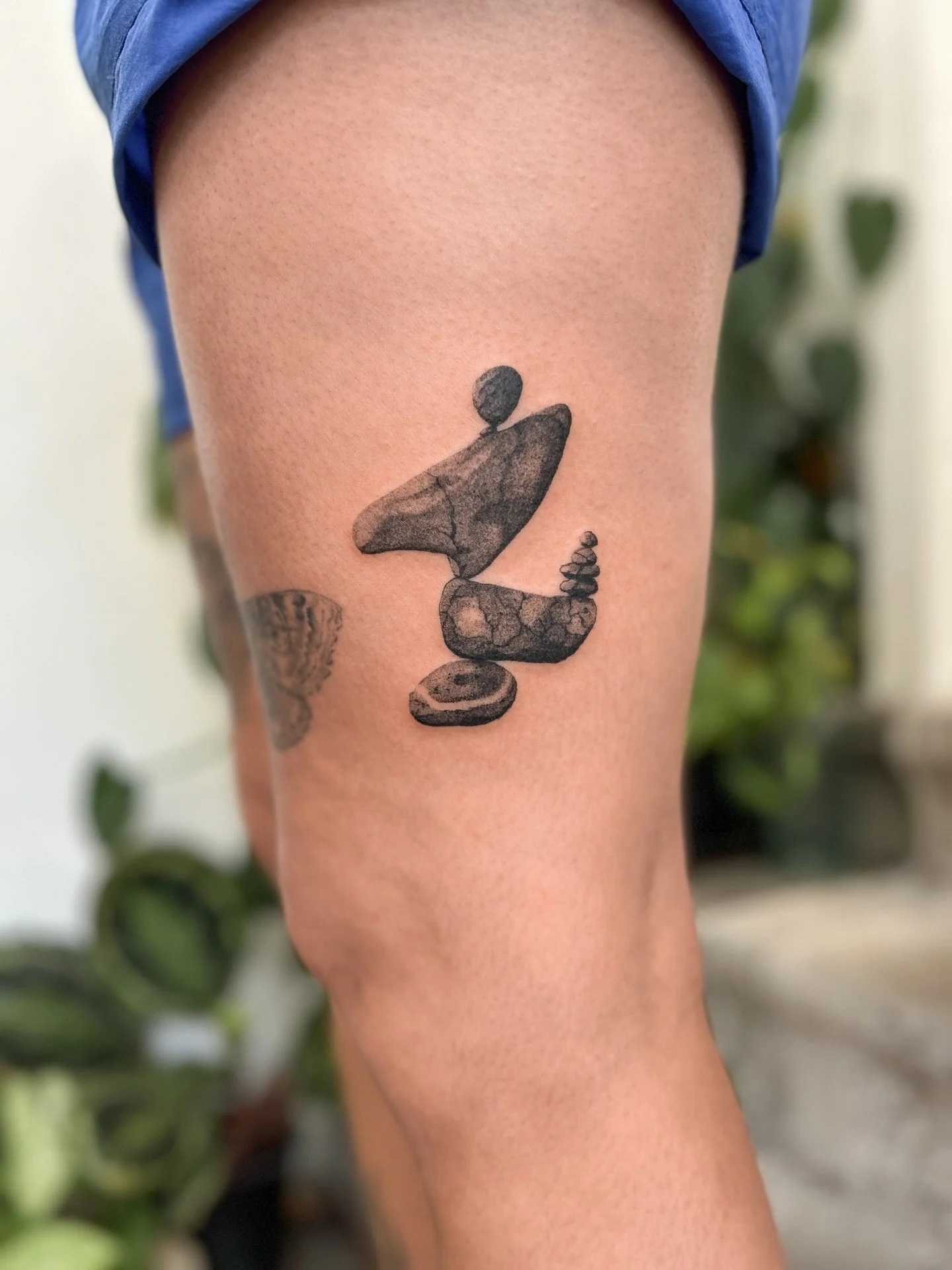 tattoos from my guest spot with my besties at @sacrament.nz this month 🖤 can&rsquo;t wait to visit again, thank you so much to everyone who booked in and got some fresh ink this time!

swipe for some healed pics too 🖤

you can find me in pōneke at 