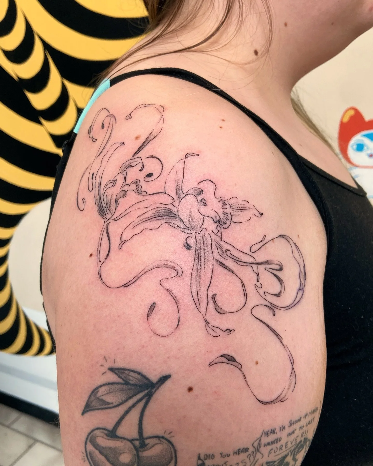 Thank you so much for getting these orchids from my flash, Kate! They fit this spot so well 🤲🏽&hearts;️ a nice organic flow from back to front
.
((other visible tattoos not by me))