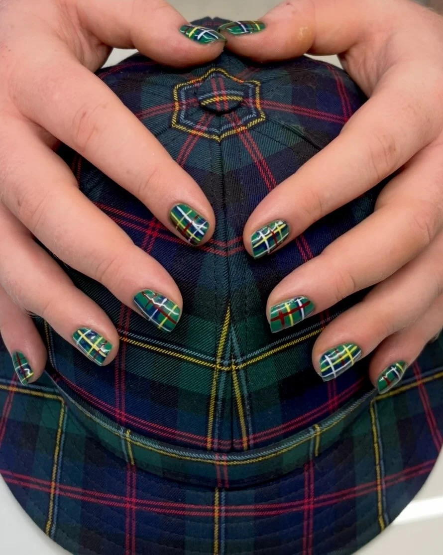Level 2 - Caspers Hat 🧢

Casper got this hat and really liked it so we matched the nails, I&rsquo;m quite enjoying plaid atm

I paint lines at @buttercattattoo 

#nailart #plaidnails #autumnnails #nailtech #gelnails