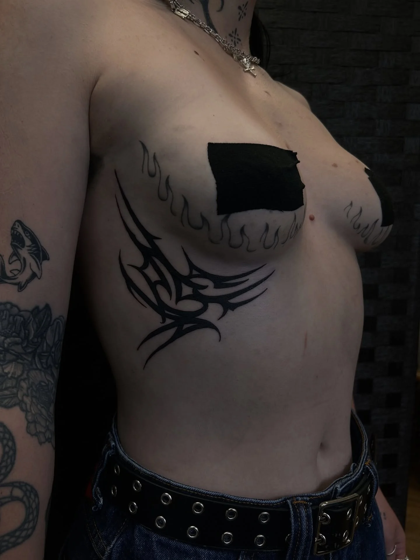 custom tribal and healed flames so much fun!! Thanks bb 🖤

#wellington #wellingtontattoo #wellingtontattoos #ladytattooer #blkttt