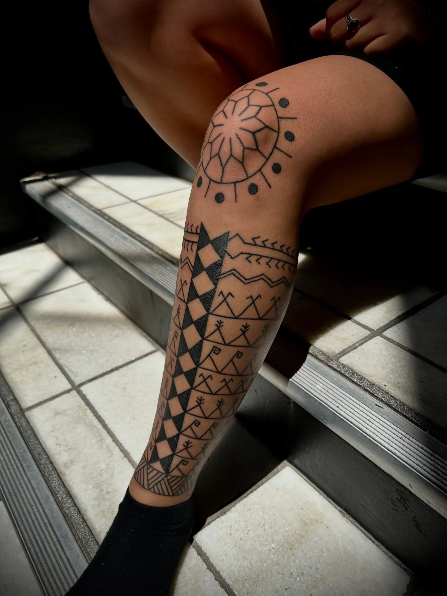 For Jhea | Contemporary Filipino tribal (free-hand)

Maraming salamat for your trust and working with me to bring this to life. This is definitely a space in tattooing that I&rsquo;ve always wanted to explore. 

Sa susunod ulit! 🙏🏽✨

#wellingtontat