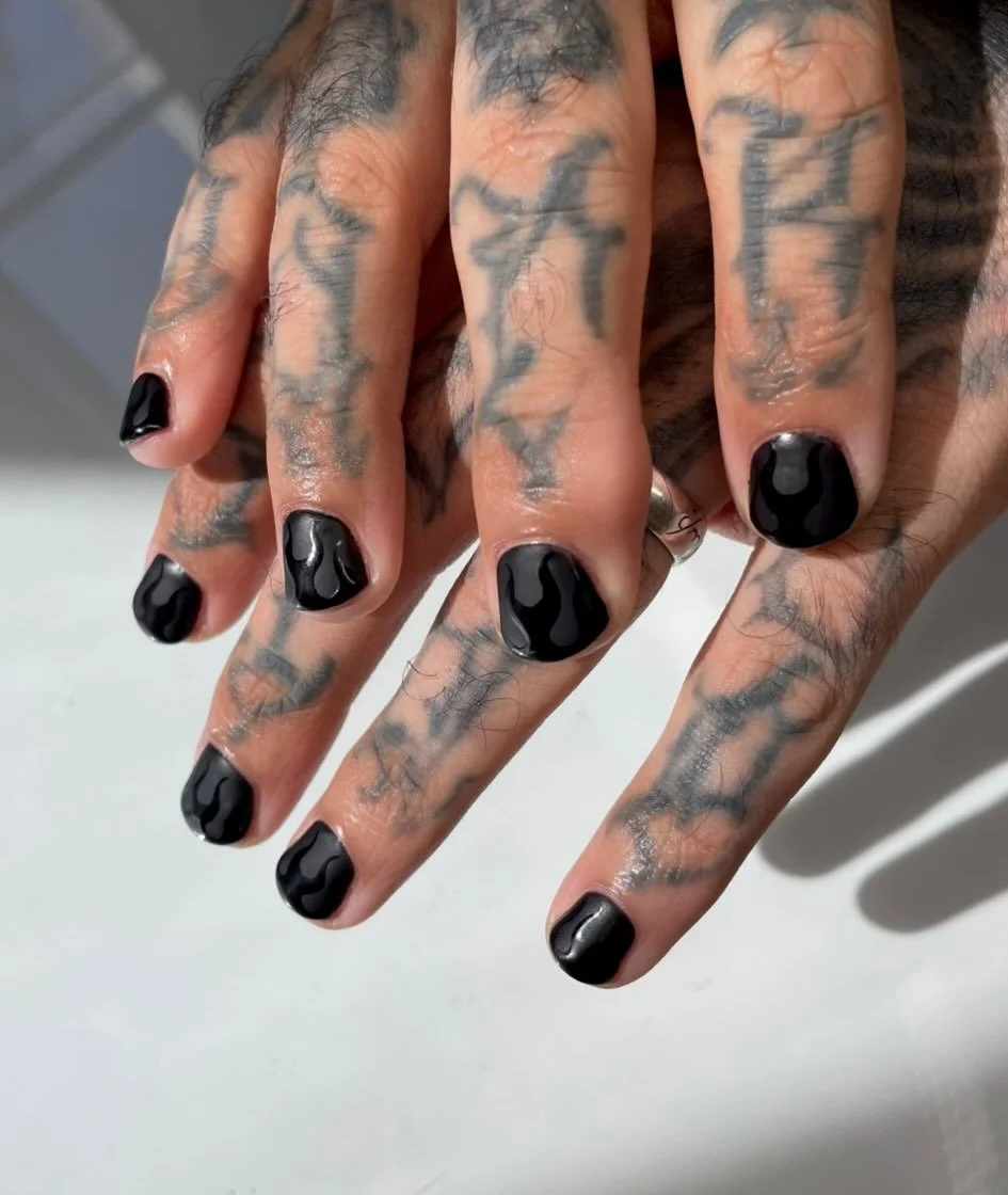 Level 2 - 🔥🔥🔥

Matte/gloss flames for the lovely @jimburton_tattoos for the @machinegunkelly concert 🥀 

Ty for coming in friend!!!

#machinegunkelly #mgk #gelnails #nailtech #blacknails