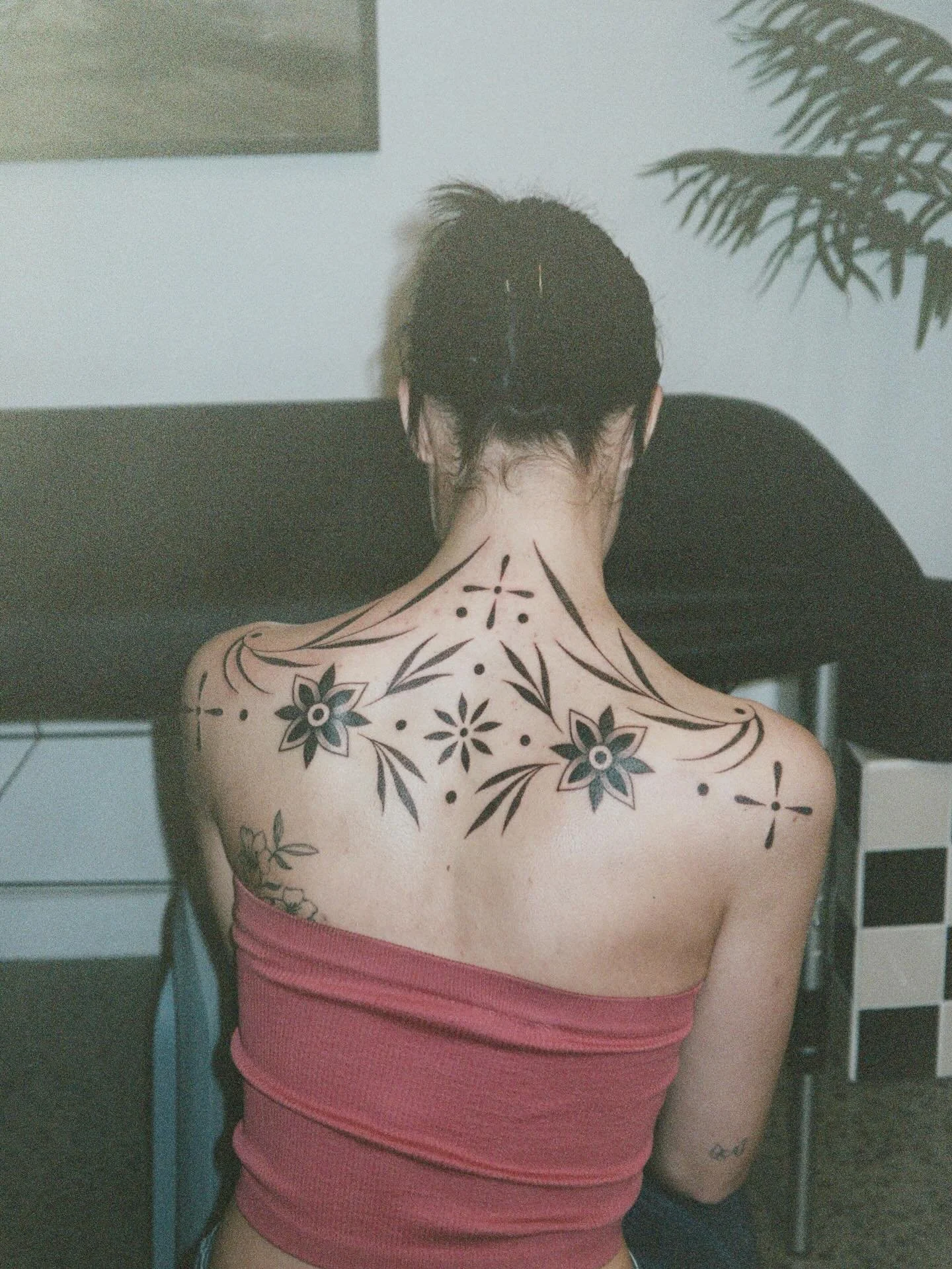 Upper back ornaments for @ava.payne1 🤗🌸🍃 Thank you so much!! 

✨Taking NZ bookings for late June onwards ✨

Made at  @buttercattattoo 
Made with @tedstattoowonders 

✨✨✨