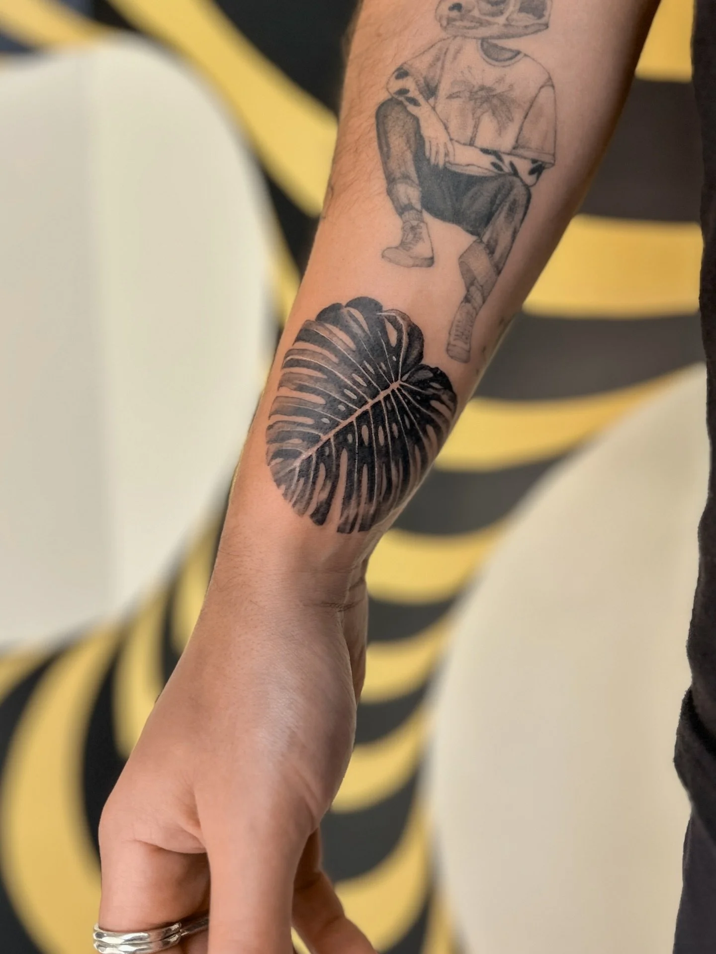 monstera for buddy @jeanthoralvisual 💚 love making art with ya! 

made @buttercattattoo 💚

#tattoo #monsteratattoo #wellingtontattooartist #nztattoo #botanicaltattoo