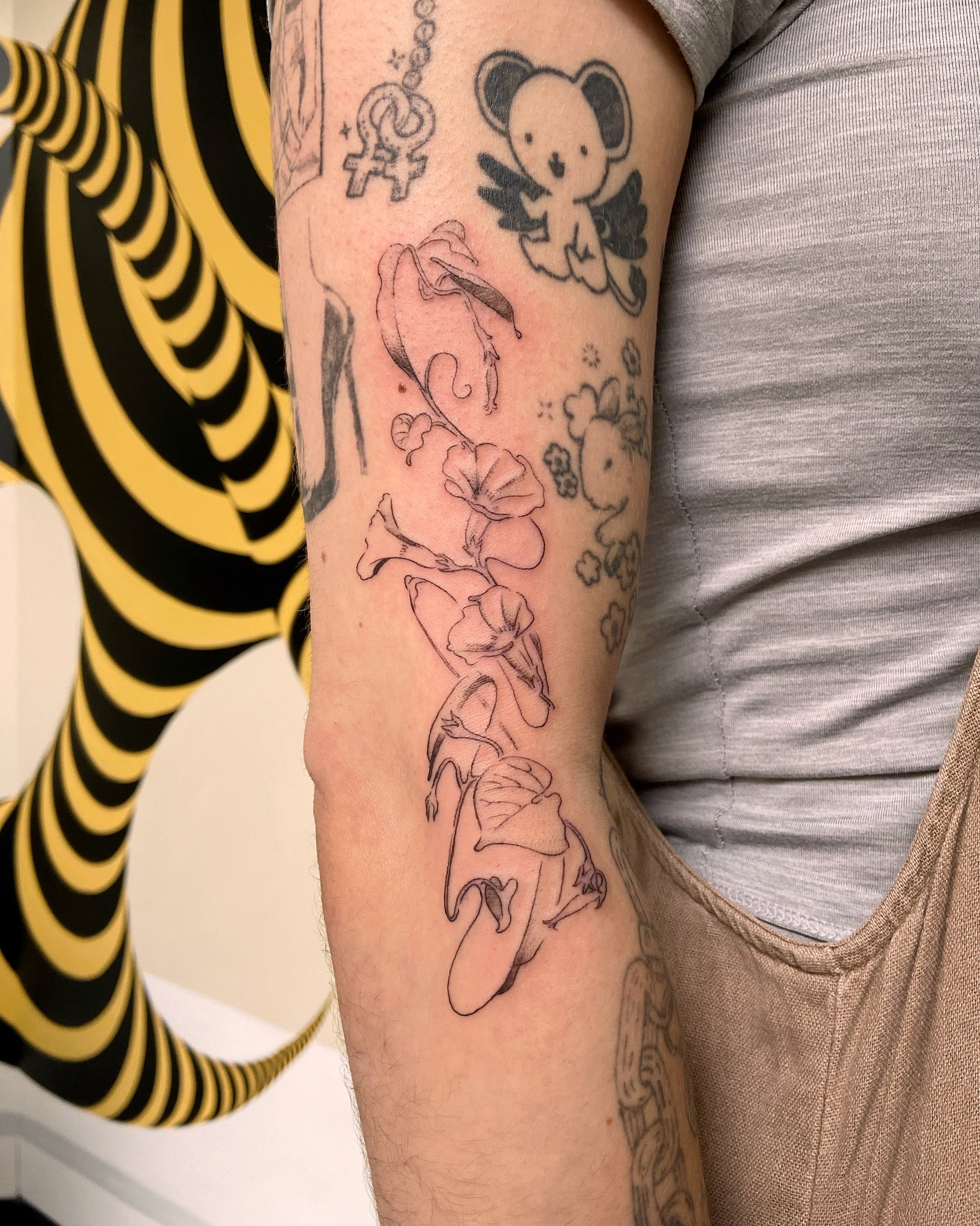 Flash that slotted in perfectly 🌼 thank you for letting me add to your collection once again, Zoe! 🤲🏽&hearts;️
.
Bendy spot! Vid at the end to demonstrate 🎬
.
Ft. healed bunny also done together (3-4 years ago?) and other pieces not by me