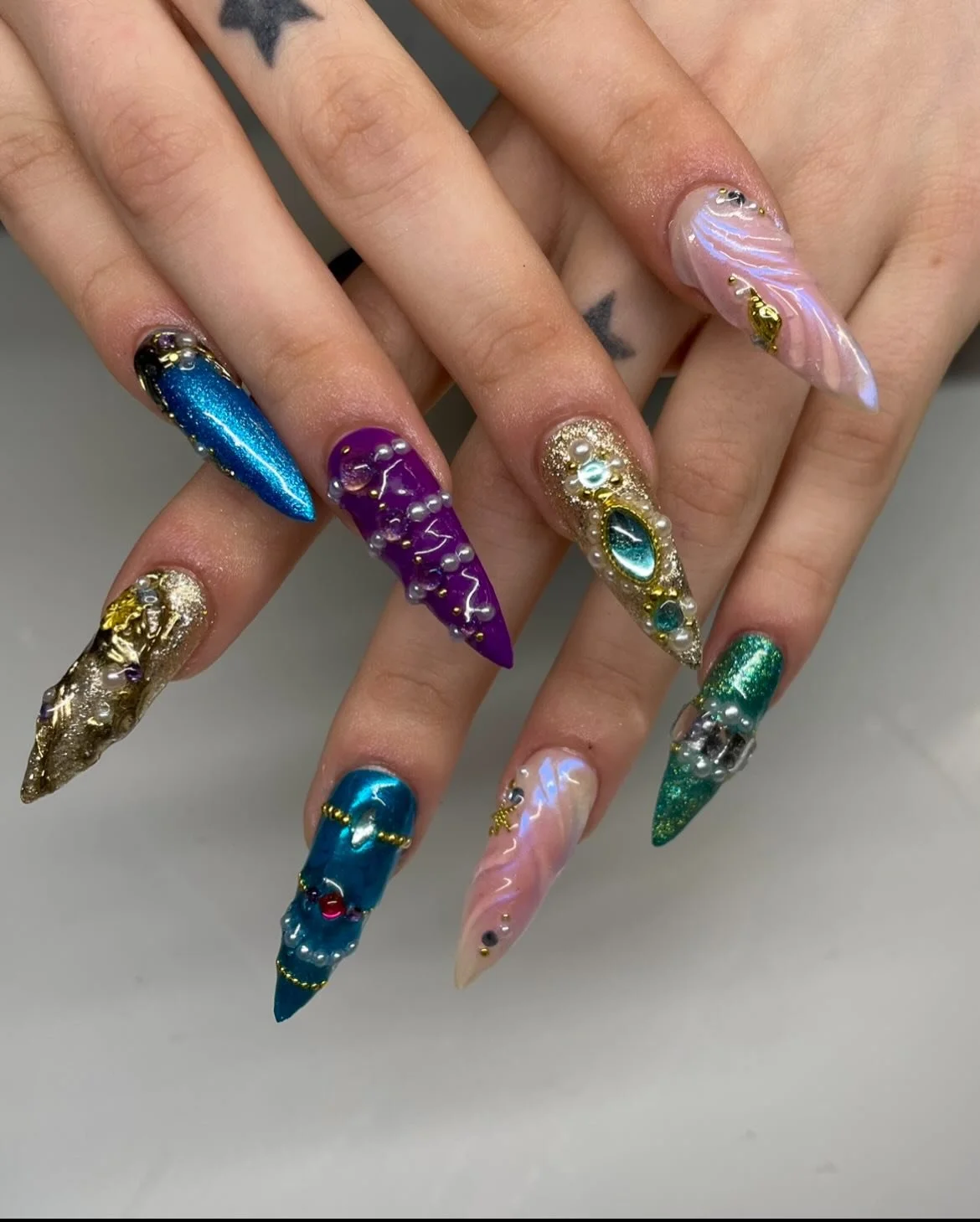 Advanced - Mermaid Treasure 🧜&zwj;♀️

YES they are gorgeous, pretty gems 

I do this at @buttercattattoo 🧈🐈

#nailart #mermaid #gelx #chromenails #nailextensions