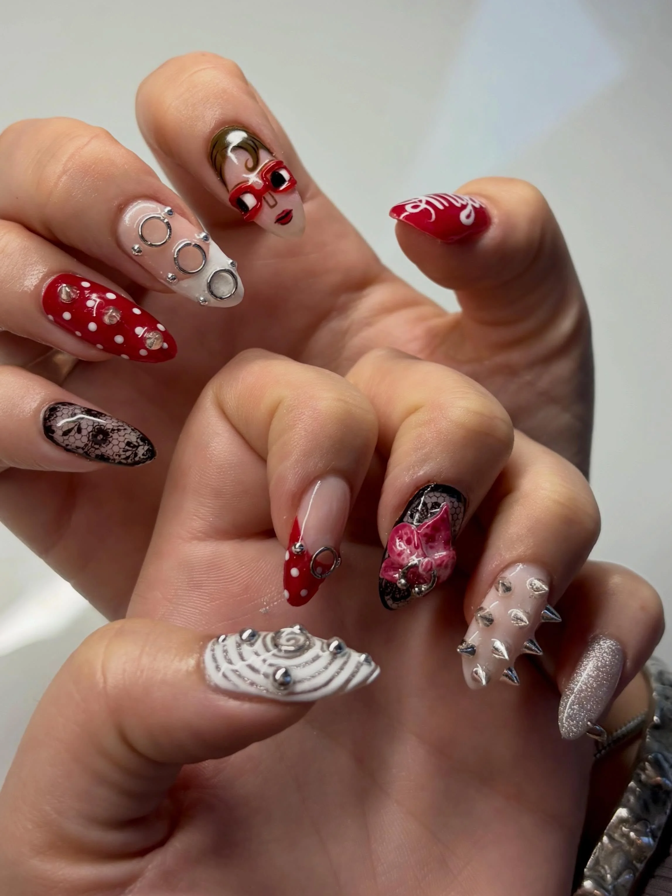 Advanced - Angel ❤️

3D sculpted glasses and orchid (I&rsquo;m getting good at them) and a fun mix of metal charms :) 

Designed by my client @kenza.silounis 

#nailtrend #nailinspo #gelnails #nailtech #nailideas