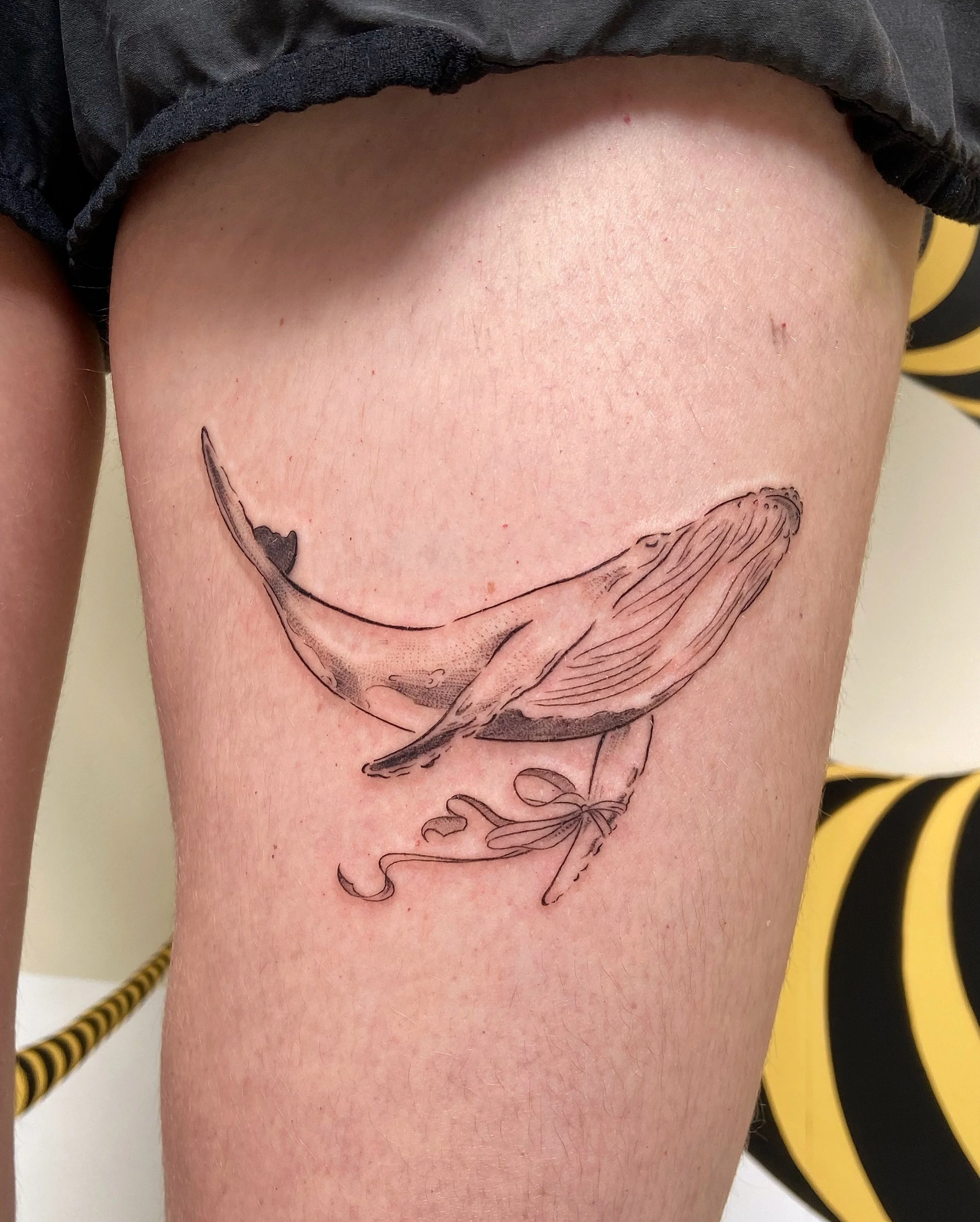 Loooove how this flows there!! The swoop! The wrap!! 🌊🐋💫✨✨✨
.
Thank you so much for your trust on your first, Sophie! You did perfectly 🤲🏽&hearts;️ love this size and placement u chose
.
Whale friend from my flash