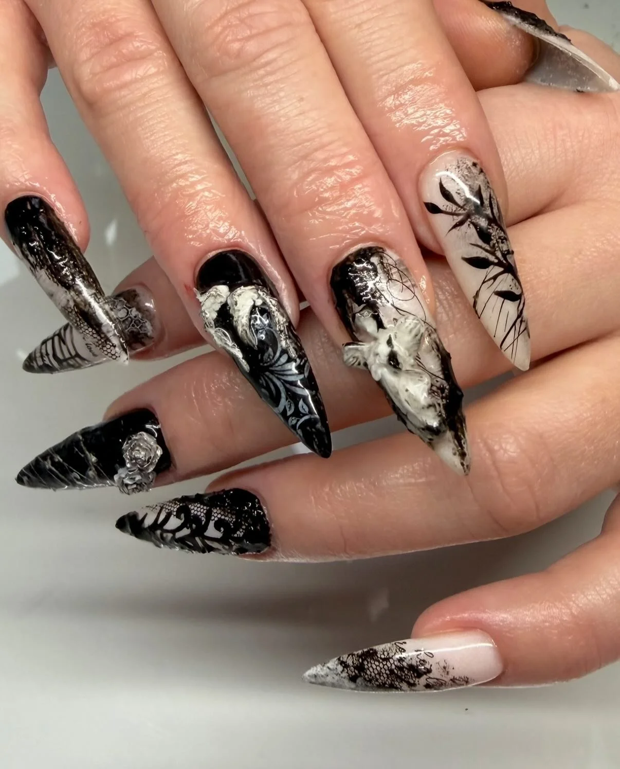Advanced - Fallen Angel 🪽

Monochromatic n romantic, lots of layering and textural techniques used to pull this set together

More of this @buttercattattoo woo!!!

#gelx #gothnails #darknails #angel #nailsart