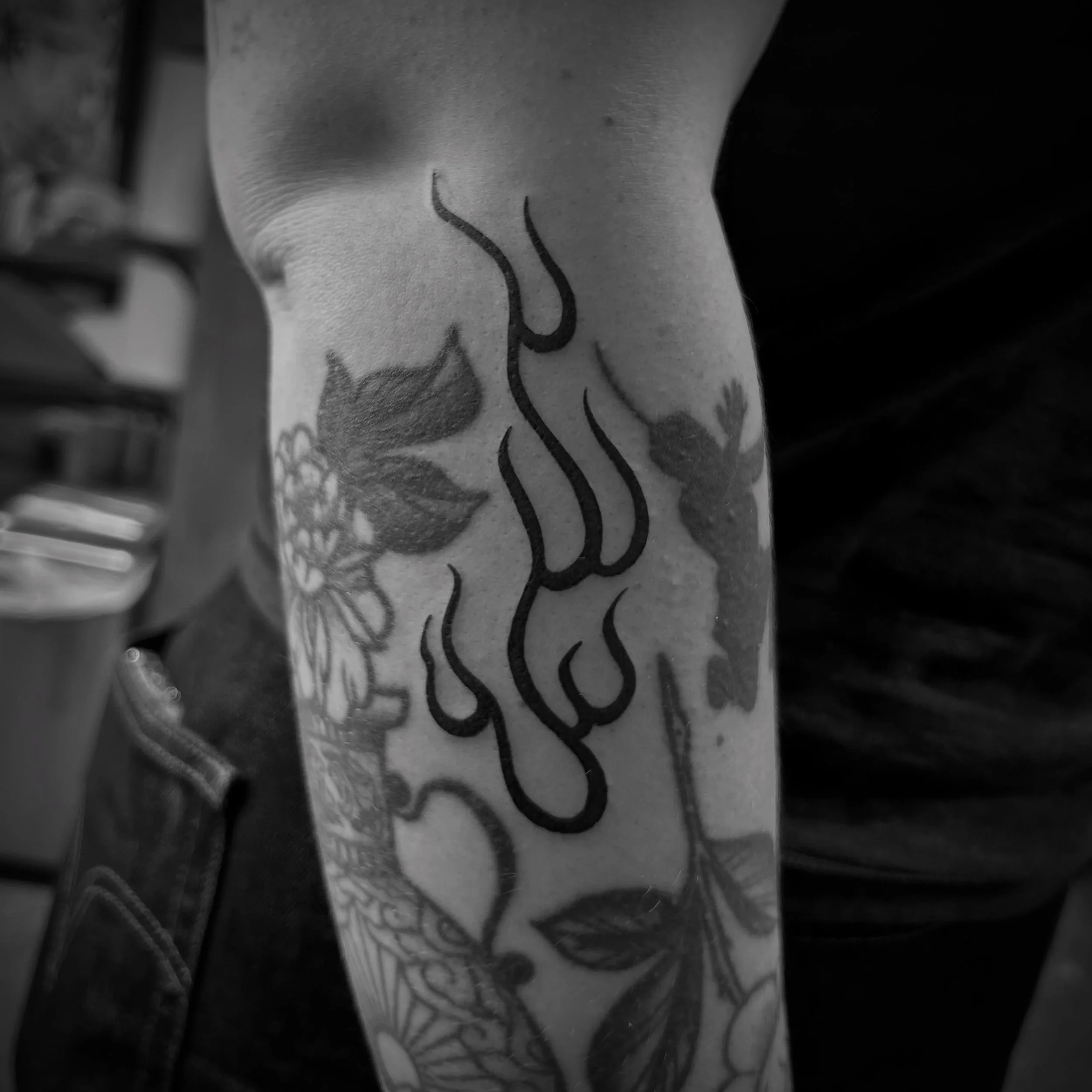 Freehand gap filler | for @maddi.rowe 
Thank you for the trust 🙏🏽
.
Made @buttercattattoo 
#gapfiller #tattoo #blackworktattoo #wellingtontattoo