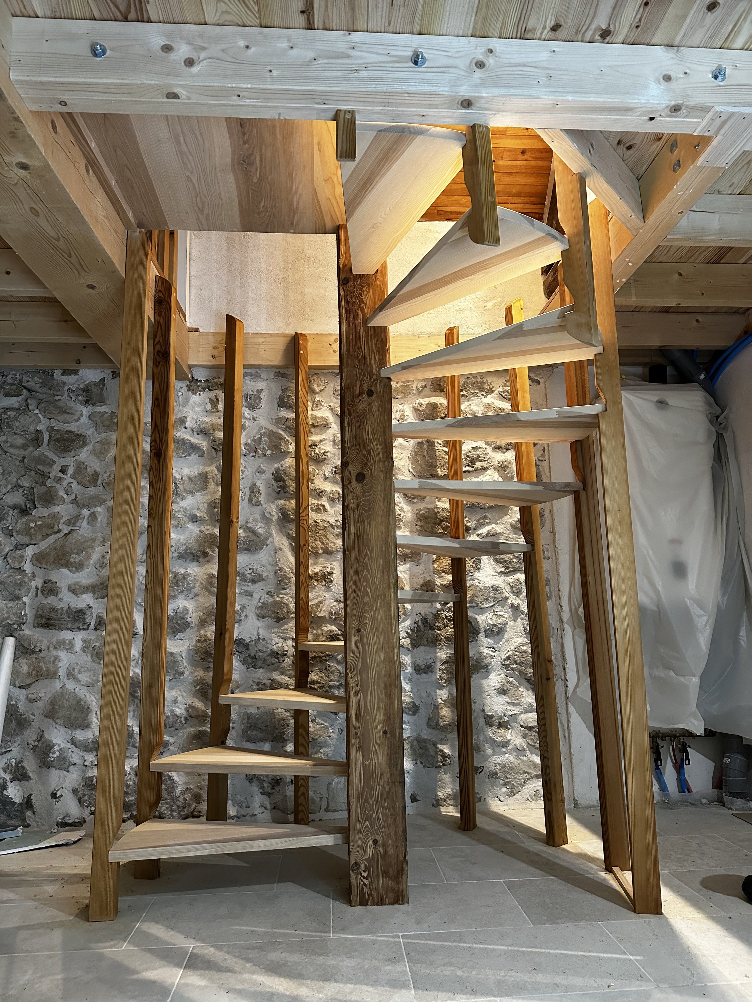 Escalier hélicoidal colimaçon sur poteau central et claustras