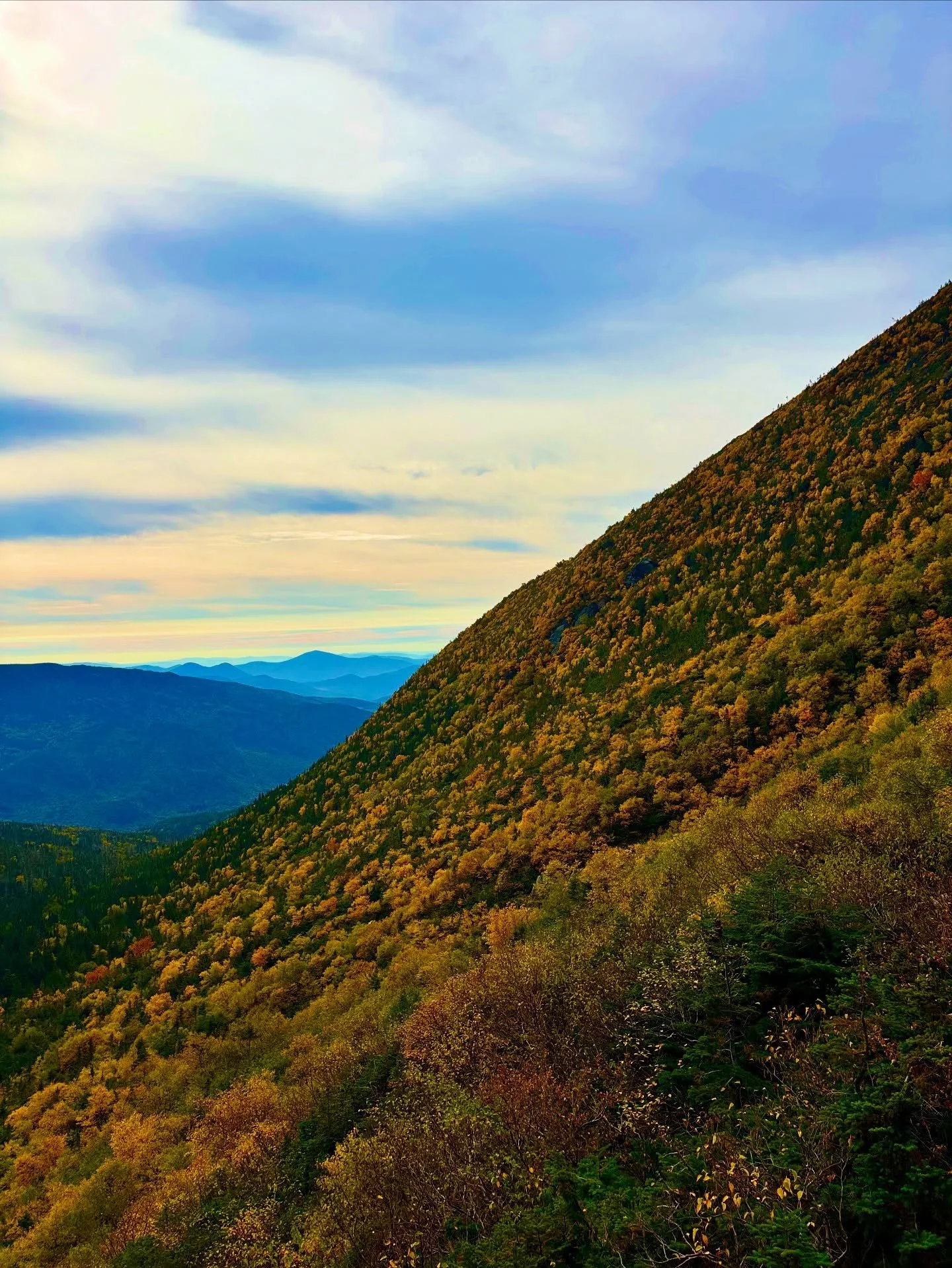 Fall in the mountains of New Hampshire.

🍁 It will only last a few more weeks&mdash; get outside before it&rsquo;s too late.

#NHclimbing
#newhampshire
#whitemountains
#guidedclimbs
#northconway
#vertexmountainguides
#climboutside
#climbersofinstagr