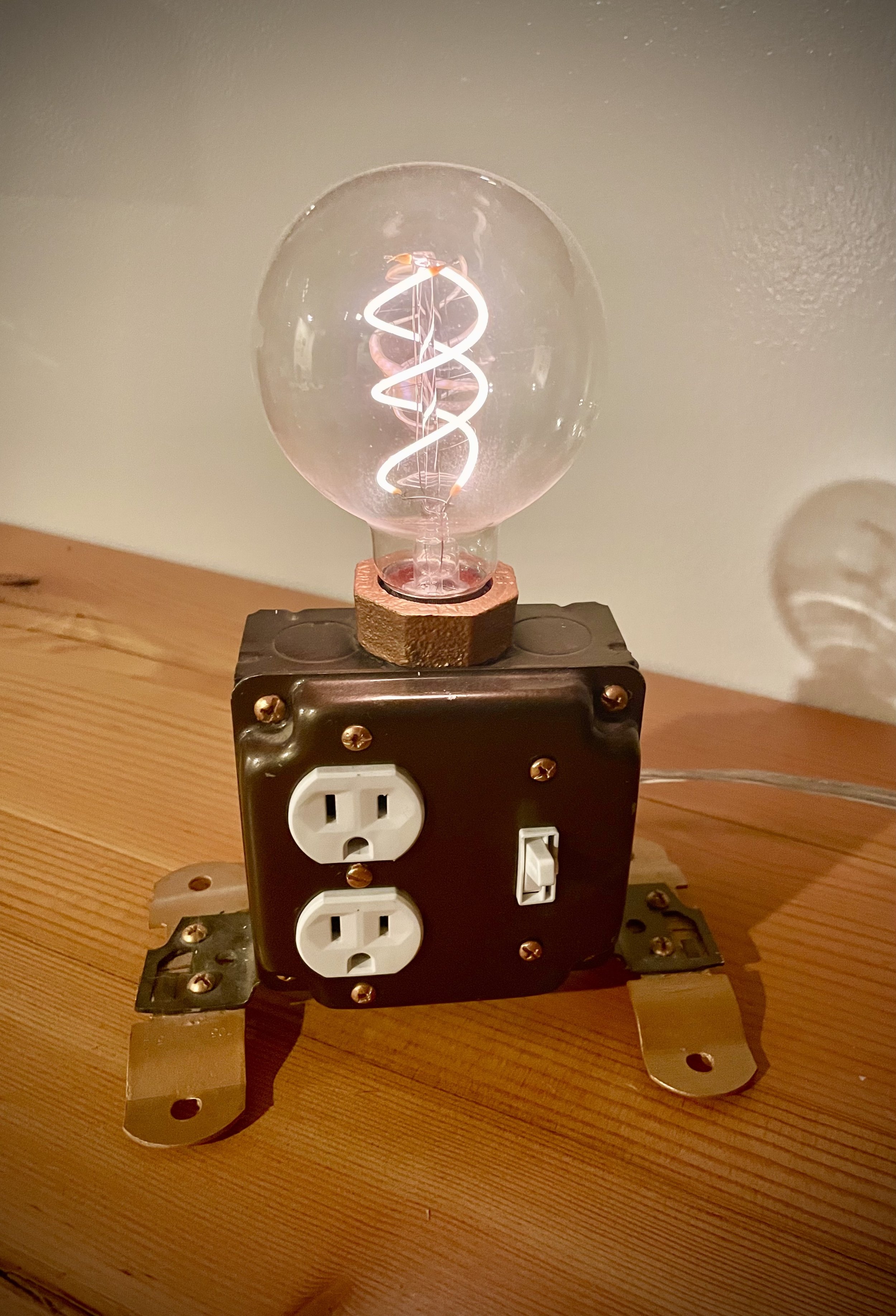 Outlet Lamp