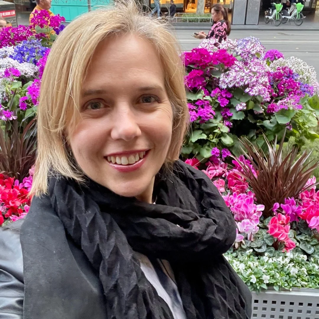 The small joys that help me truly switch off on holidays:
- Drinking tea slowly
- Swimming in the ocean and letting the waves do their thing
- Discovering a new place, near or far, without an agenda
- Reading a beautifully written book purely for ple