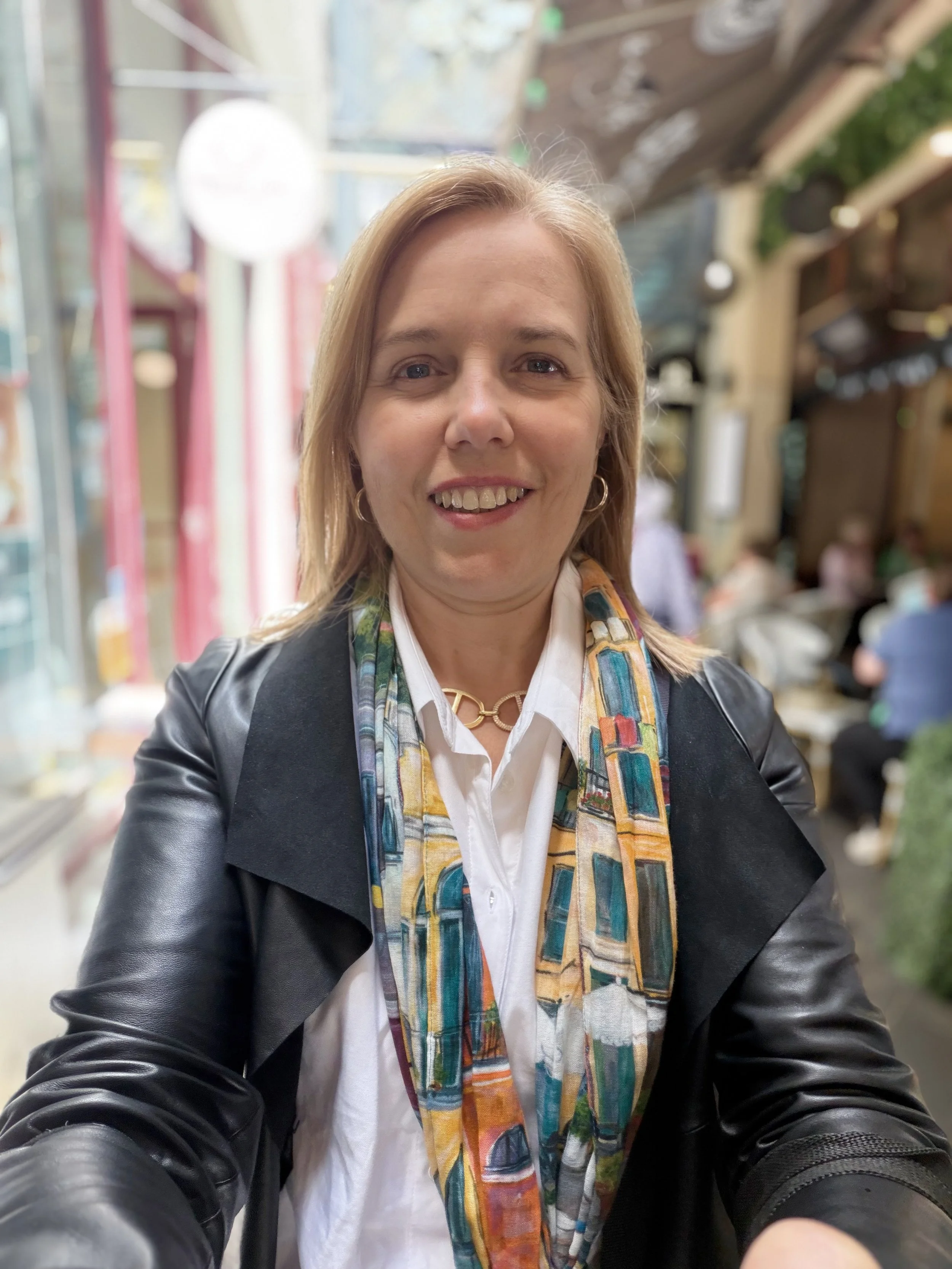 Suzie Thoraval Scarf. Adaptive Leadership Leadership Coach. Adaptive Stability.