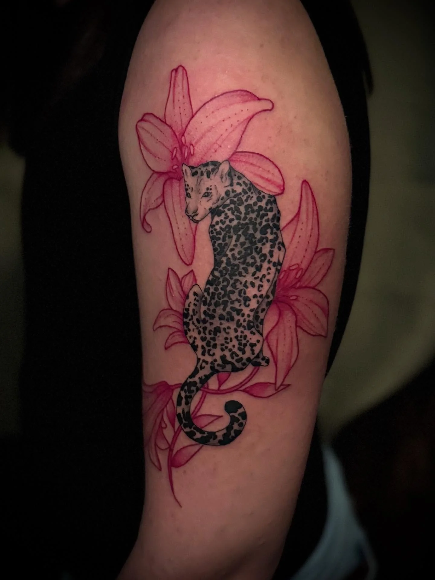 I am so excited I got to do this piece!! Black with a pop or red or other colors are such a good contrast for tattoos ❤️

Can&rsquo;t wait to do more like these! 😉

Thanks for looking! 🖤
.
.
.
.
.
#finelinetattoo #finelinetattooartist #olympiatatto