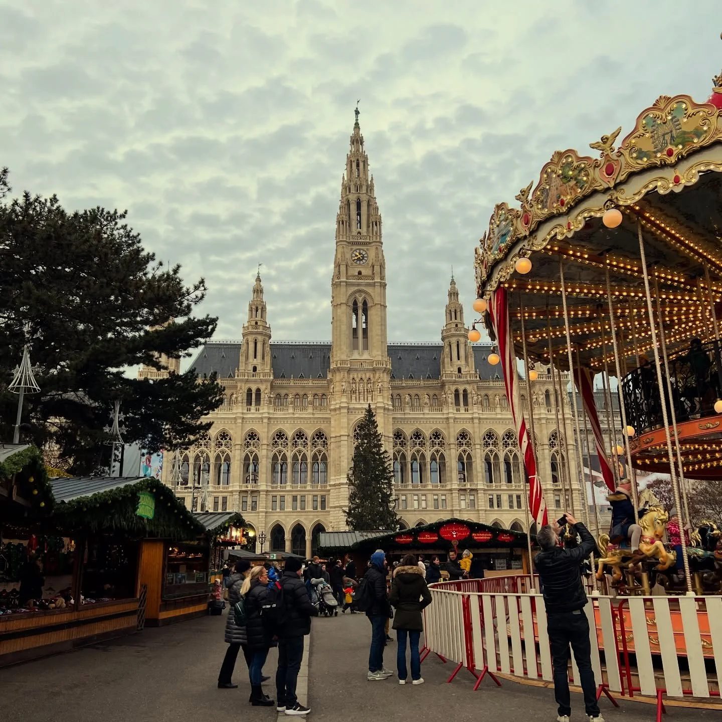Merry Christmas to our whole community! May next year find us somewhere in the world, surrounded by Christmas markets, hot wine, and a touch of snow.

#jakunatravel #bespoketravel #vienna #christmasmarkets