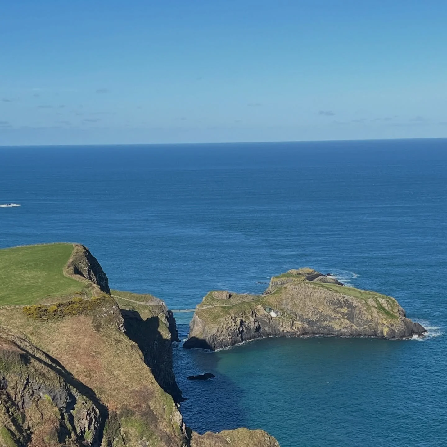 Northern Ireland is a European treasure. Though small in size, its rich history and culture make it a must-visit destination. From vibrant street art to dramatic coastlines and Game of Thrones filming spots, you'll meet some of the friendliest faces 