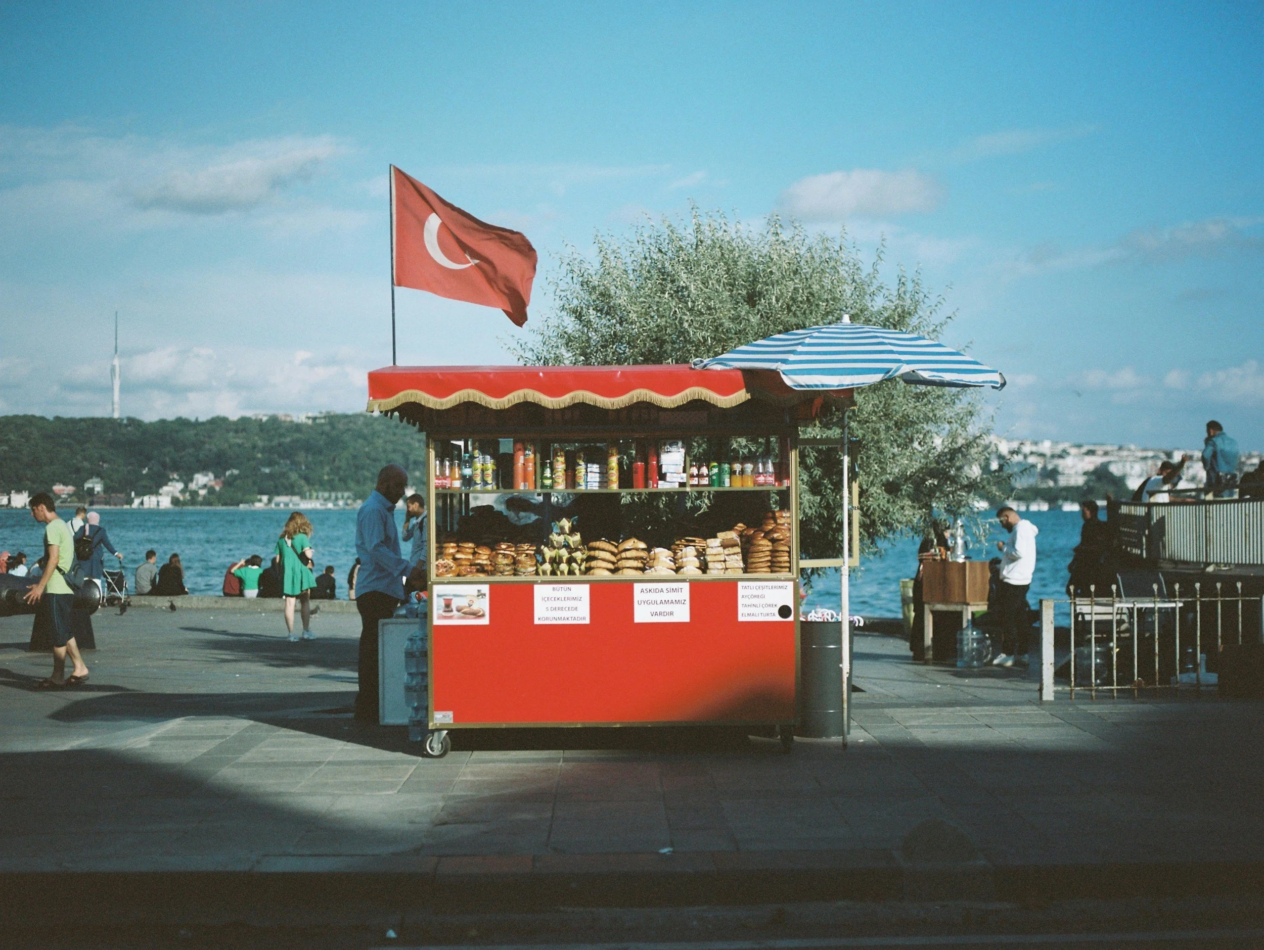 Traditional street food vendor with the Turkish flag in the background on a private food tour of Istanbul