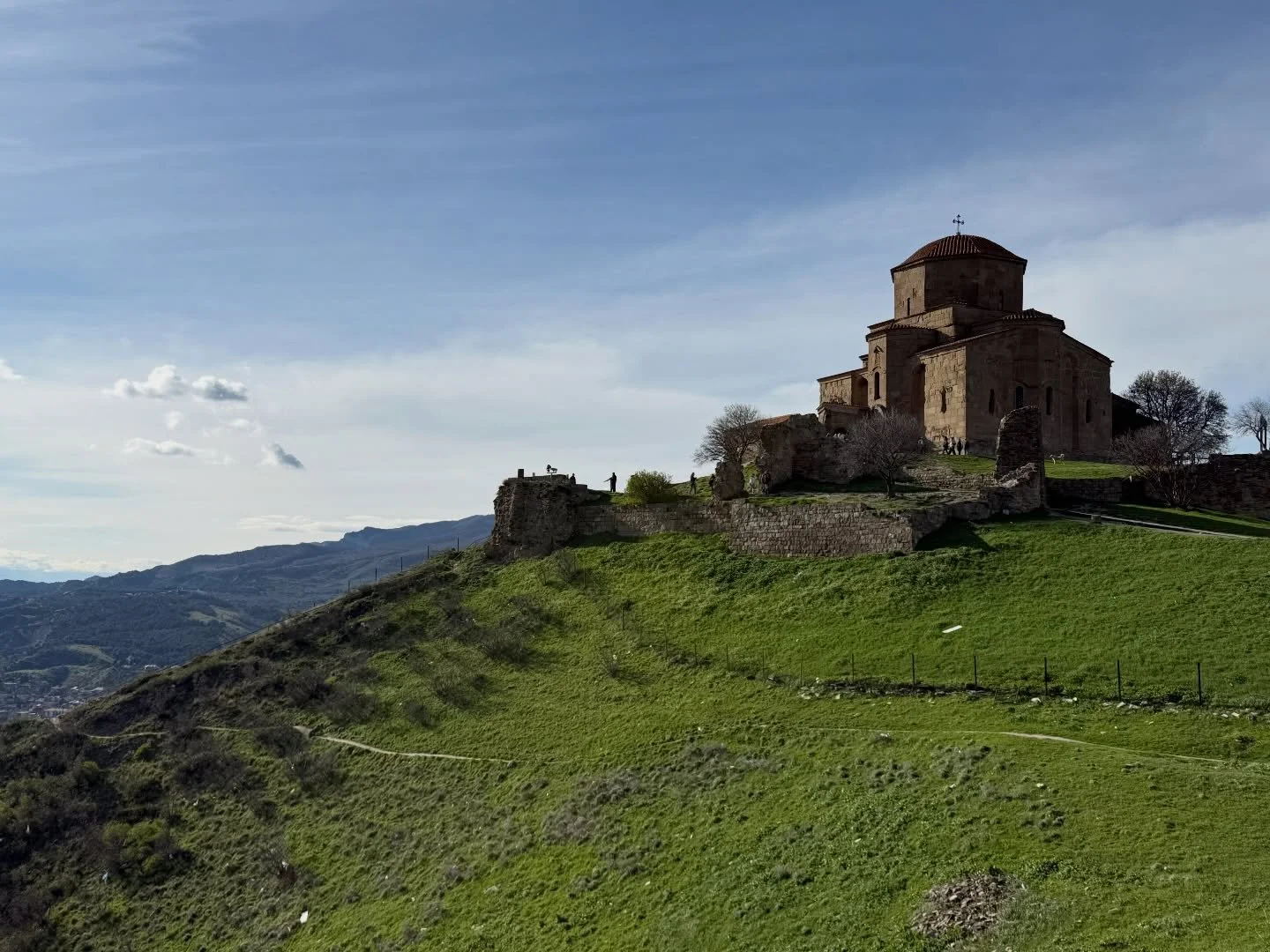 Stone monasteries, ancient guardians carved into the mountains. Georgia wears its identity like no other.

#jakunatravel #bespoketravel #georgia🇬🇪