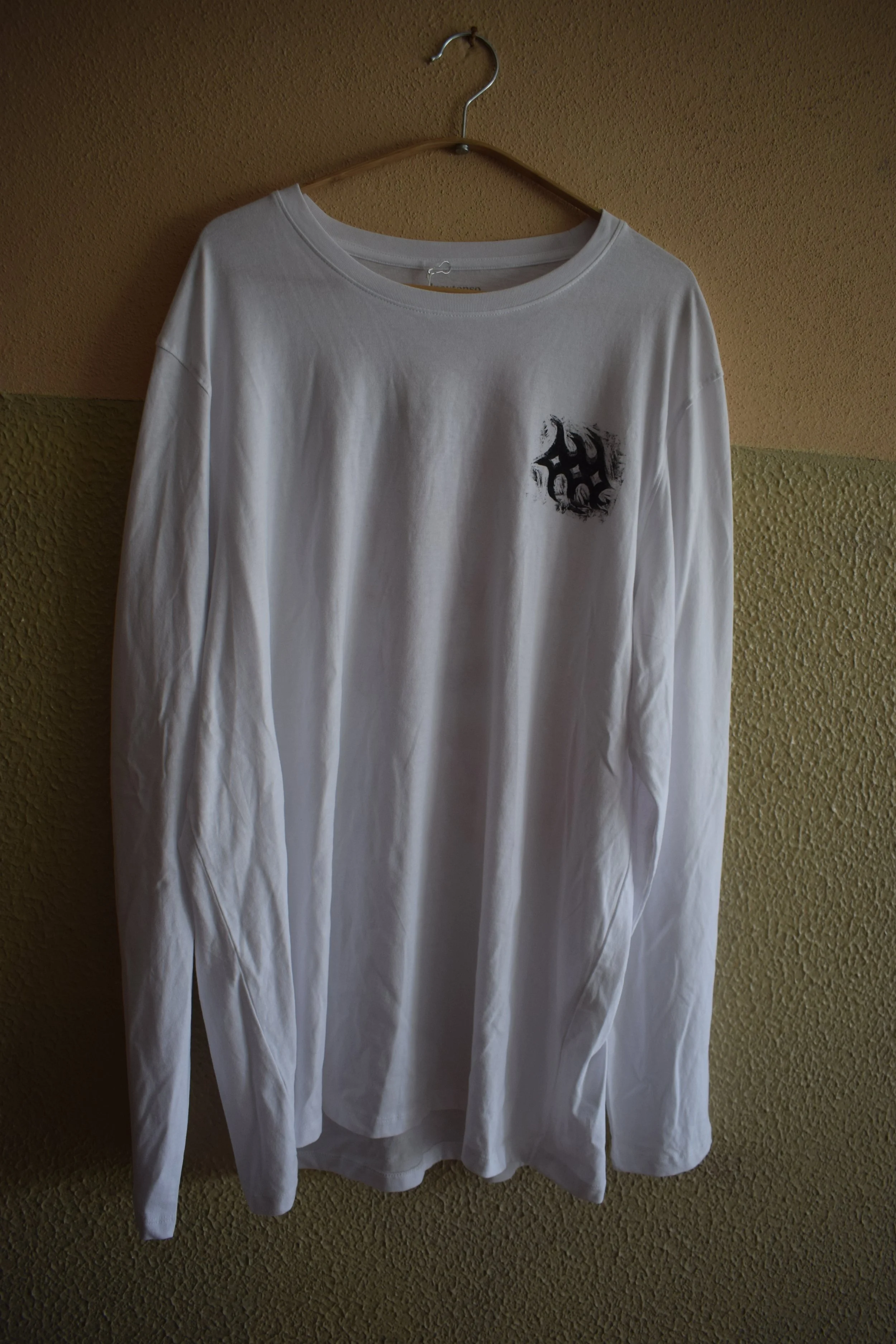 Longsleeve Island White6.JPG