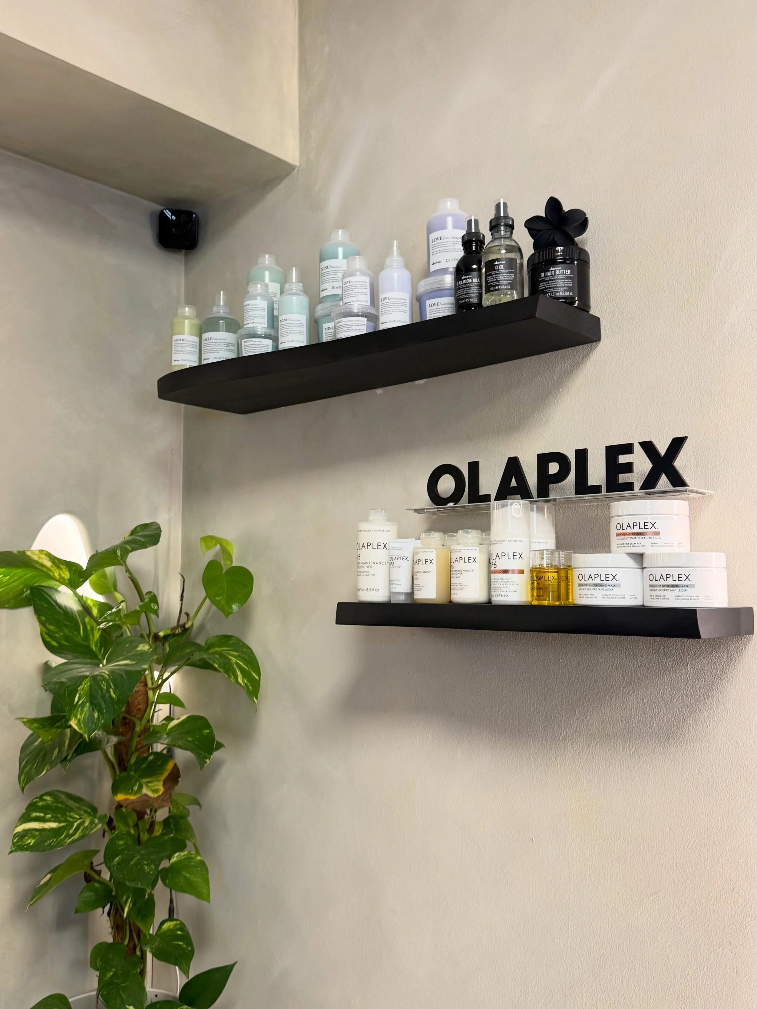 H A I R &bull; E S S E N T I A L S ✨

Davines 
Olaplex 
Beauty Works 
Moroccan Oil 

My main go toos for luscious healthy hair 

Got any questions? Pop me a DM and I can help you through what would benefit you and your hair 🤍