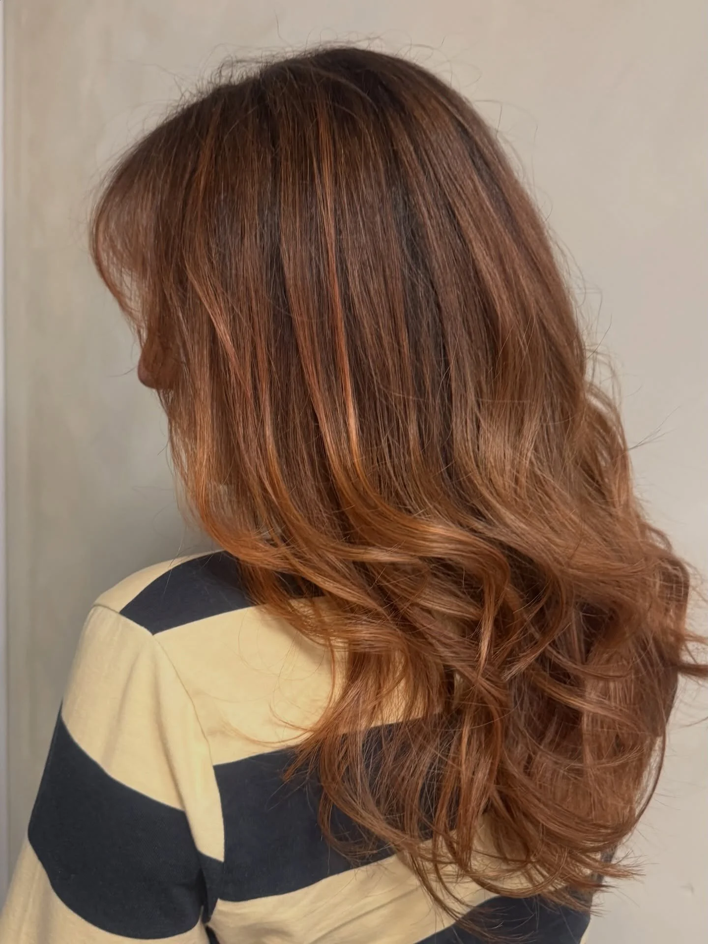 WE DID A THINGGG 👩🏼&zwj;🦰

Love when my clients tells me &ldquo;let&rsquo;s go for it!&rdquo; 

And she is bloody rocking this auburn copper balayage shade 🧡🧡🧡

Using plant based colours by @elgonofficial 

#copperhair #copperbalayage #auburn
