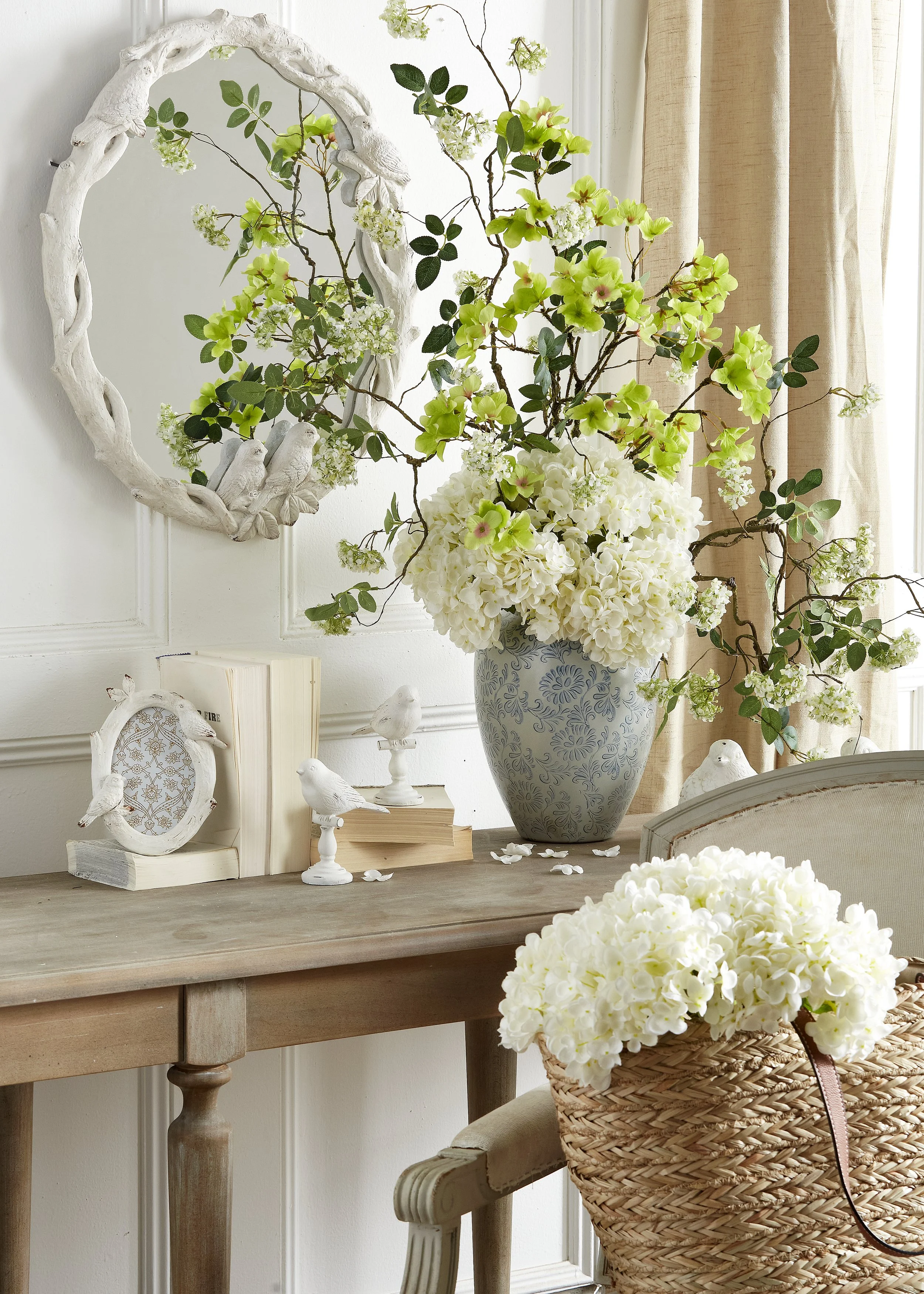white hydrangeas, decorating with white and neutral color pallette