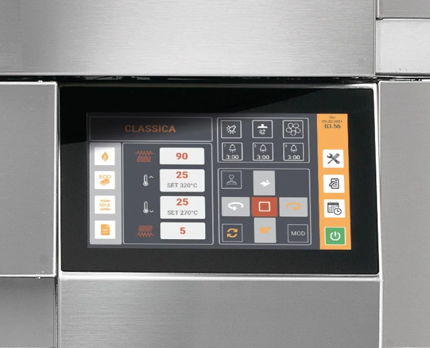 Digital control board of the Giotto rotating deck oven for easy temperature and cooking control.