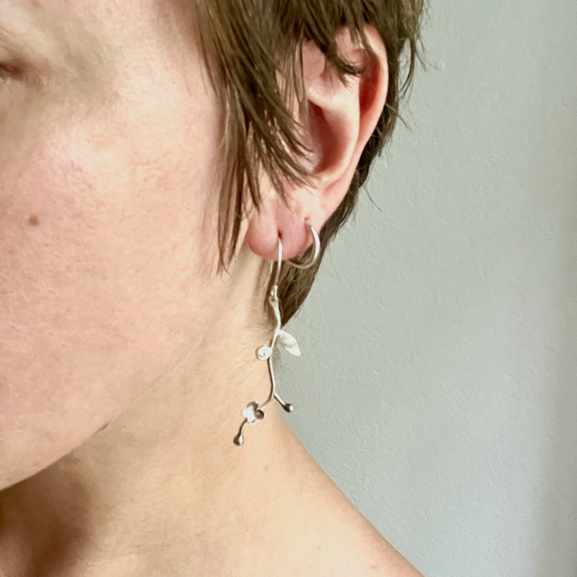 blurry flower dangle.png