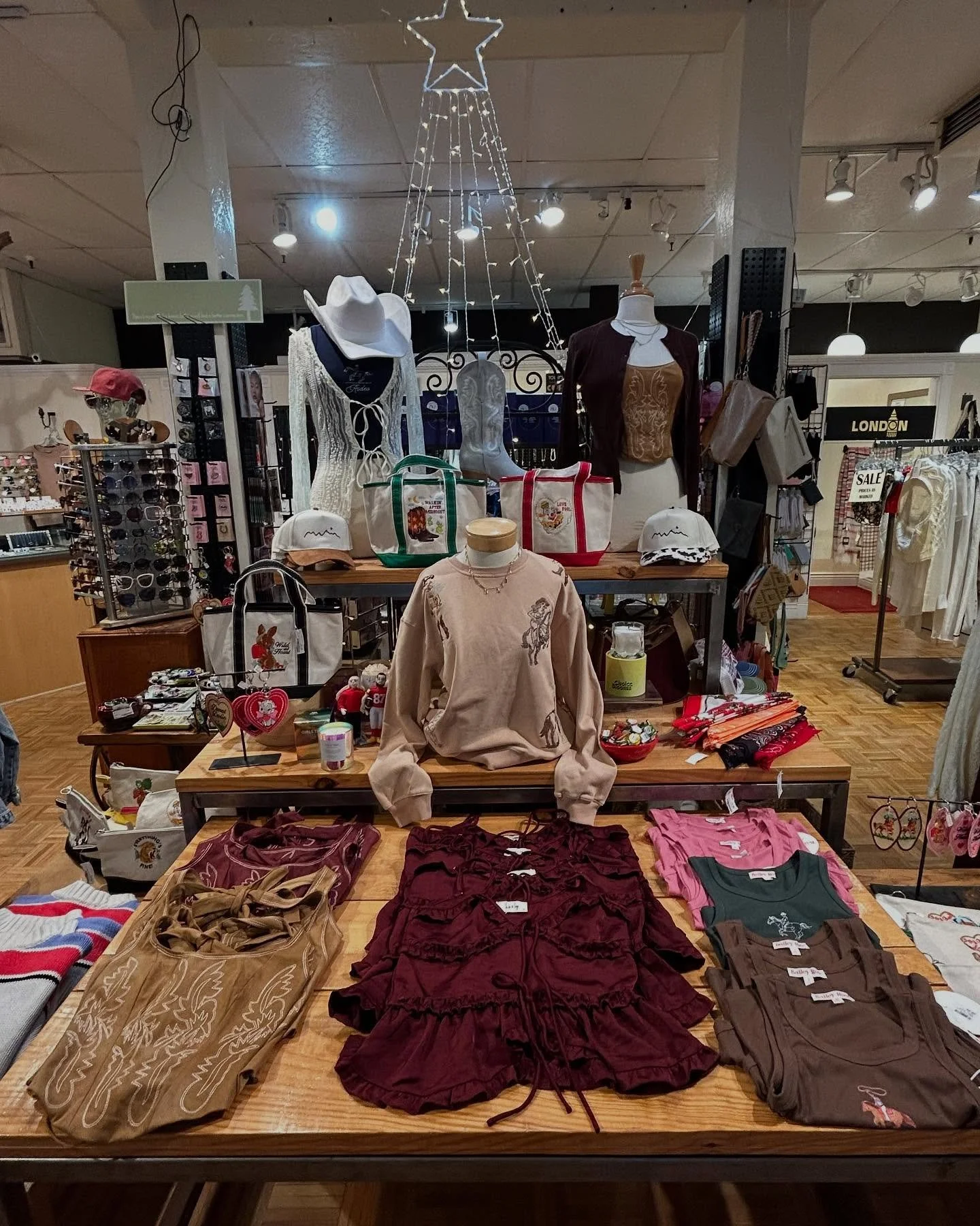 fall colors 🍂🍁🫎 loading&hellip; 

#smallbusiness #womenowned #jacksonholewyoming #jacksonhole #outfitinspo #fallishere🍁 #autumnvibes #grwm