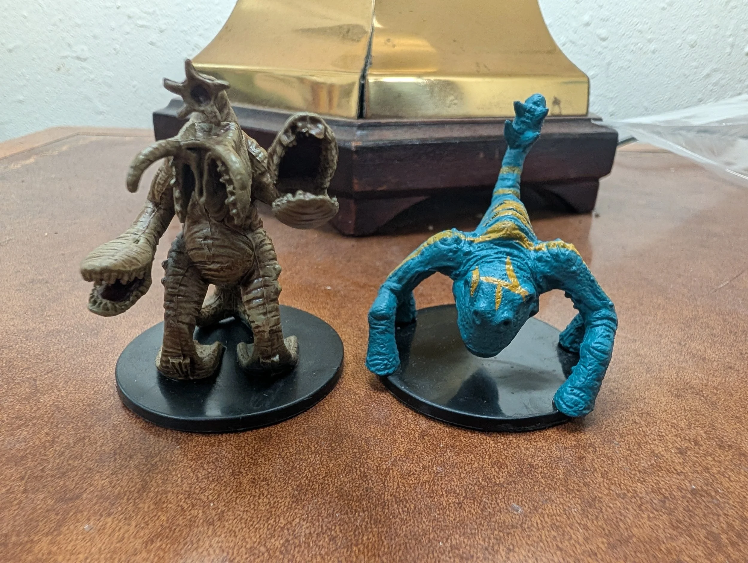 2x Alien Monsters