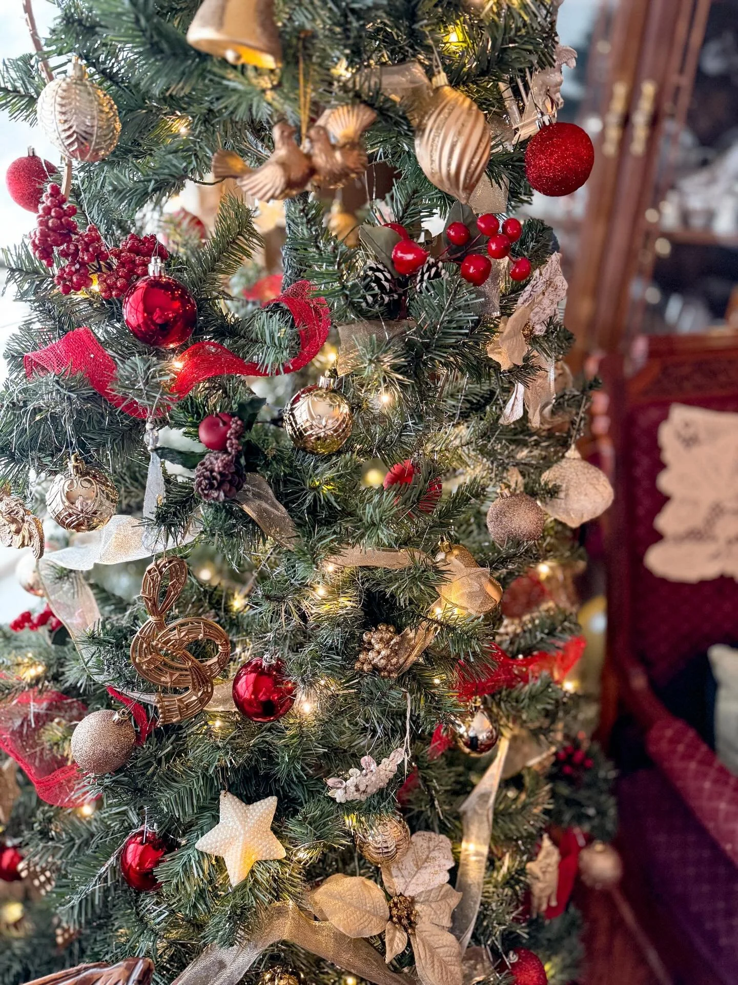 Happy December 🎄🎅⛄️❤️ It&rsquo;s beginning to look a lot like Christmas at our house! This year I knew I wanted to decorate as early as possible. I feel like as I get older and my days get busier, December moves too quickly. And then before I know 