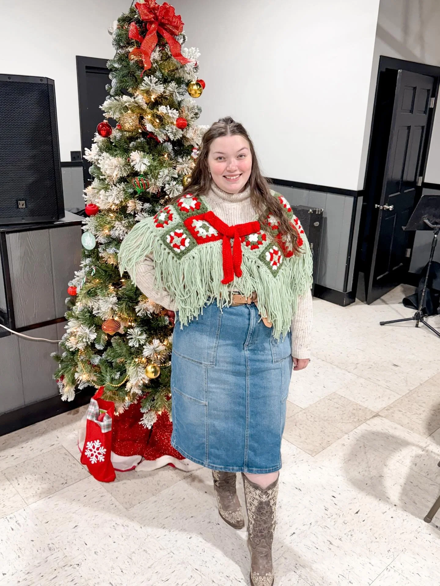 I finally got to wear the Christmas shawl I crocheted last year! 🎄🎁🎅 

#crochet #crochetclothing #ootd