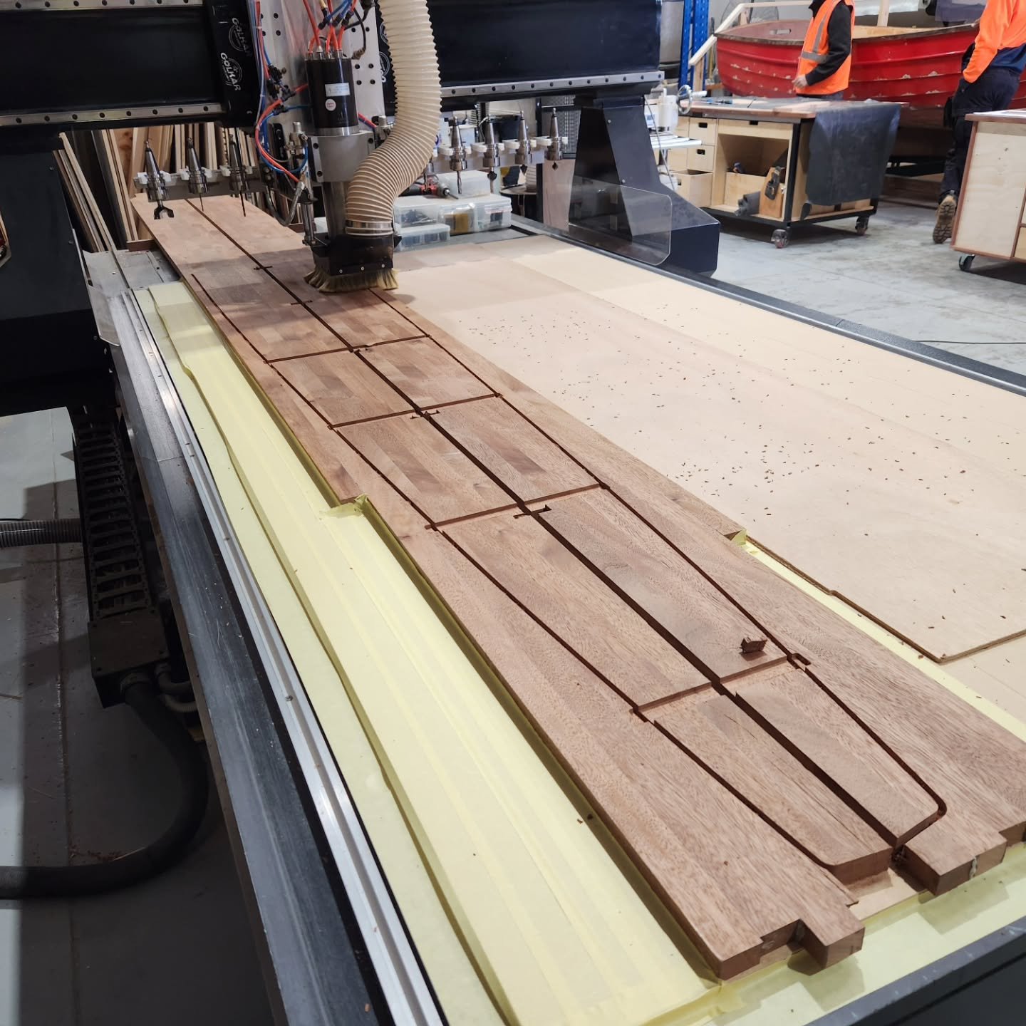 Custom 4.6m timber stringers/engine bearers for Clinker restoration.

#williamstowncnc #timbercutting #stringers #madeinmelbourne #cnccutting